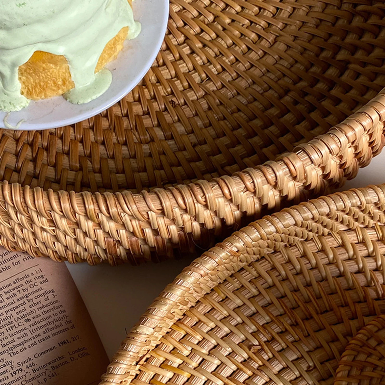 Handgewebtes rundes Rattan-Serviertablett, dekorativer gewebter Korb, Servierkorb für die Aufbewahrung von Brot, Obst, Frühstück, Snacks