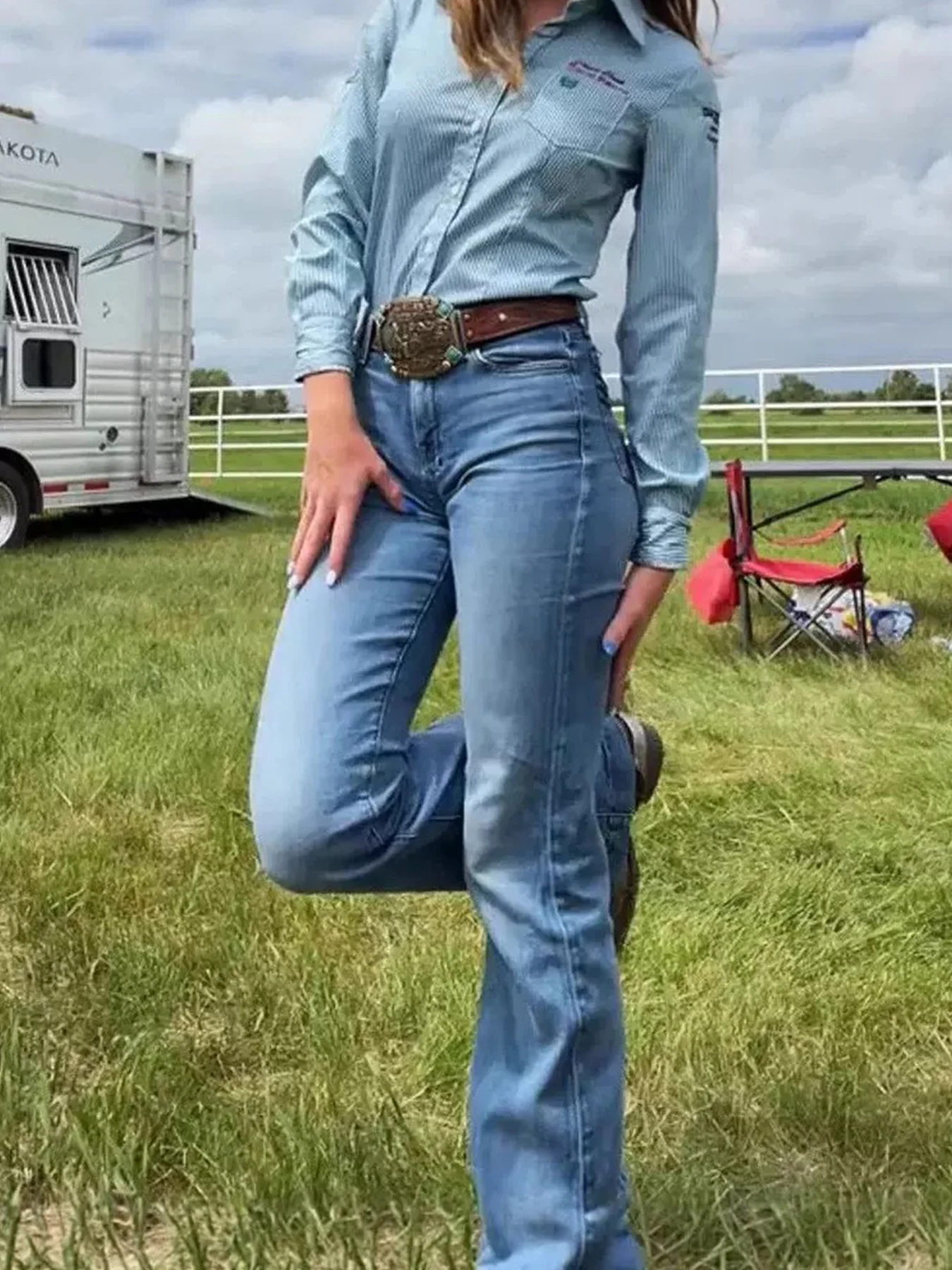 جينز نسائي جديد لعام 2025 عالي الخصر مطرز ومطاط ، جينز غير رسمي على الموضة متعدد الاستخدامات عالي الجودة ، قابل للغسل في الغسالة ، Suita