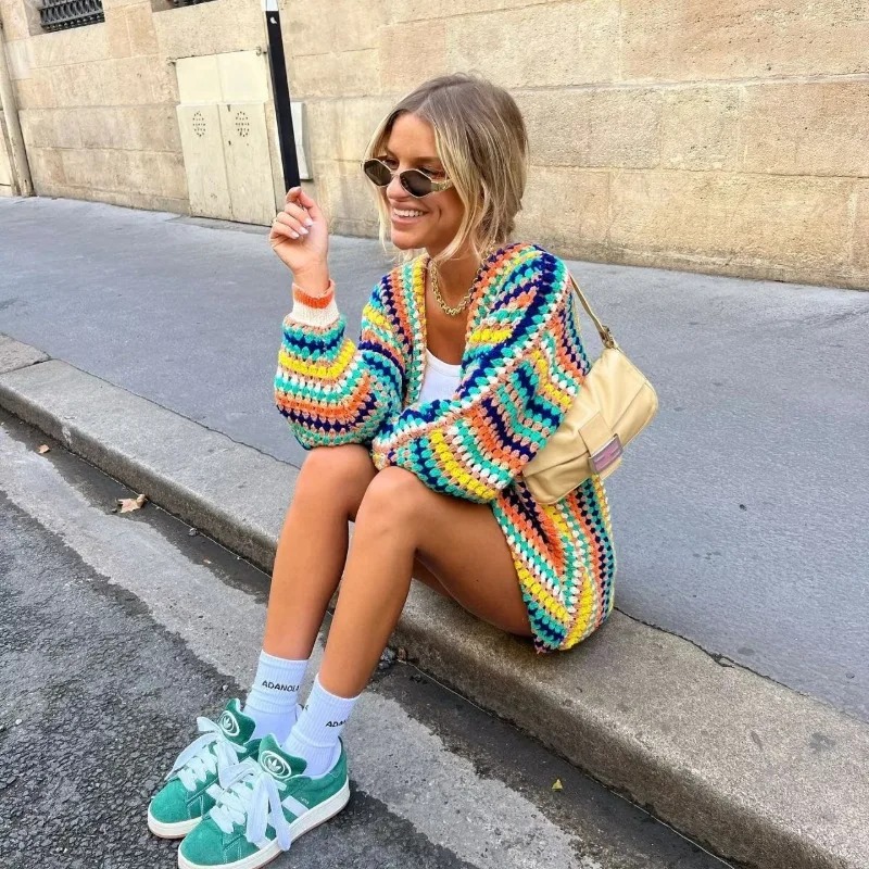 Jesienny sweter z kontrastowym splotem szydełkowym w etnicznym stylu z kolorowymi paskami, luźny sweter rozpinany z dzianiny