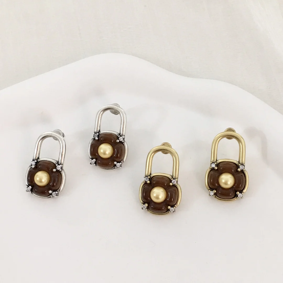 Four-leaf clover white shell tiger eye lock earrings female senior sense retro style