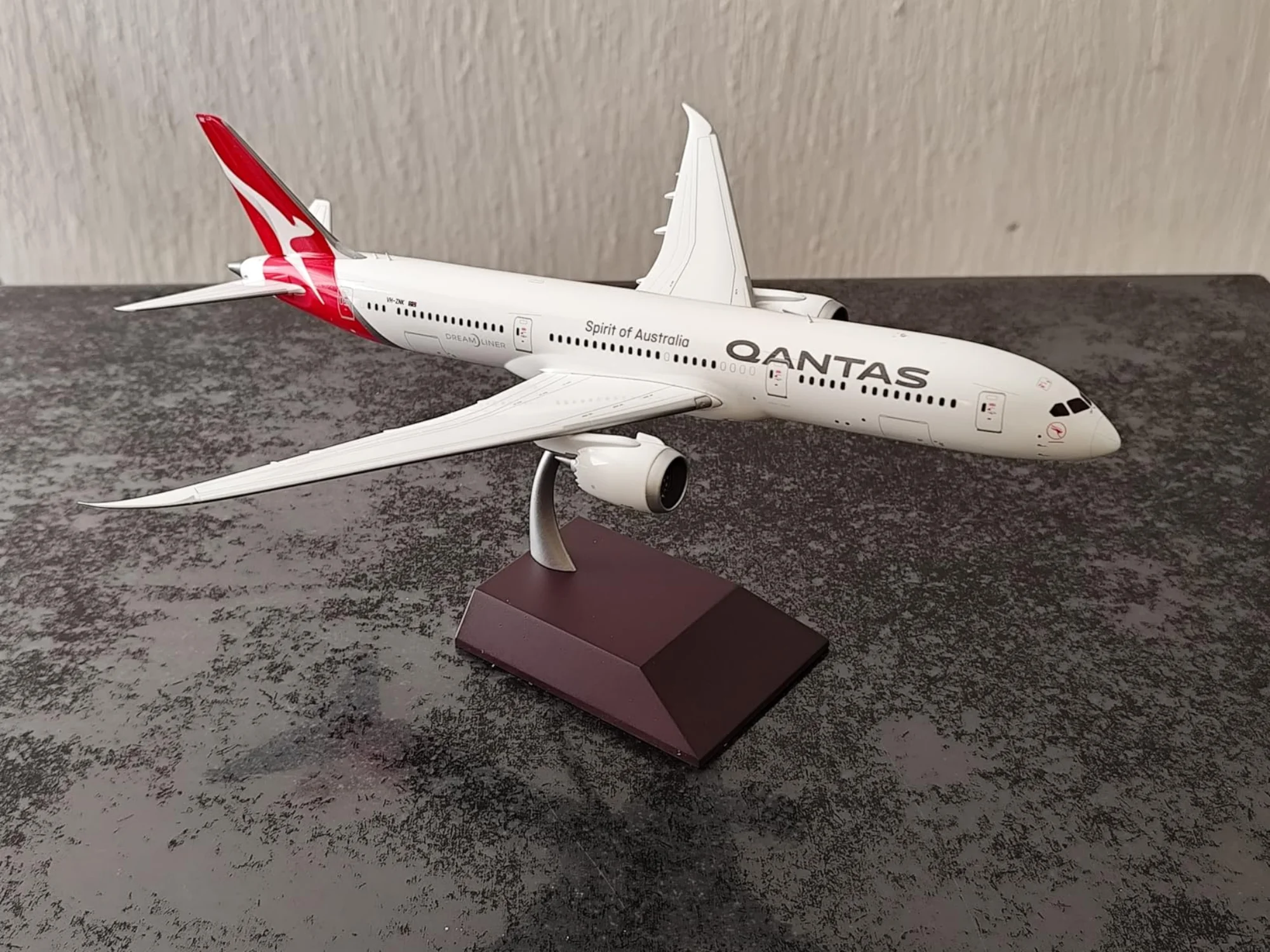 modele-d'avion-b787-a-l'echelle-1-130-airlines-australiennes-avion-en-resine-moulee-sous-pression-de-43cm-avec-lumieres-led-et-presentoir-decoration-interieure