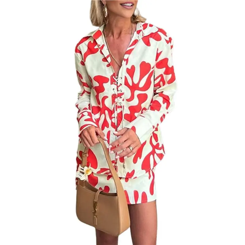 

Женский комплект из 2 предметов: блузка с длинными рукавами и открытой передней частью на завязках и мини-юбка