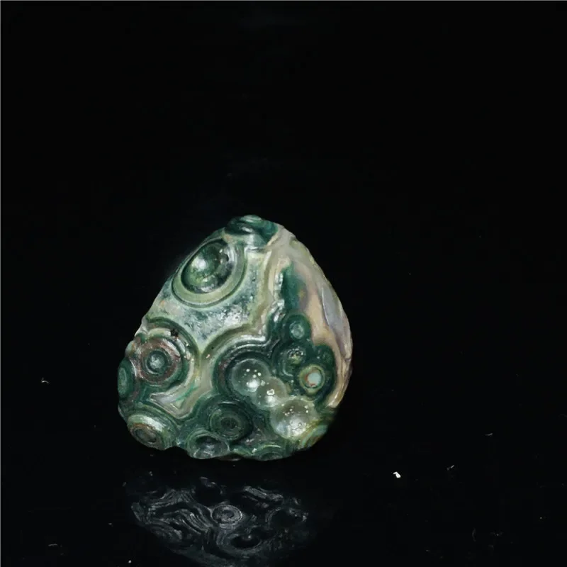 

Natural Mongolian Beautiful Color Agate Eye Stone Boutique Alxa Gobi Agate Original Stone Pictogram Shape Picking up