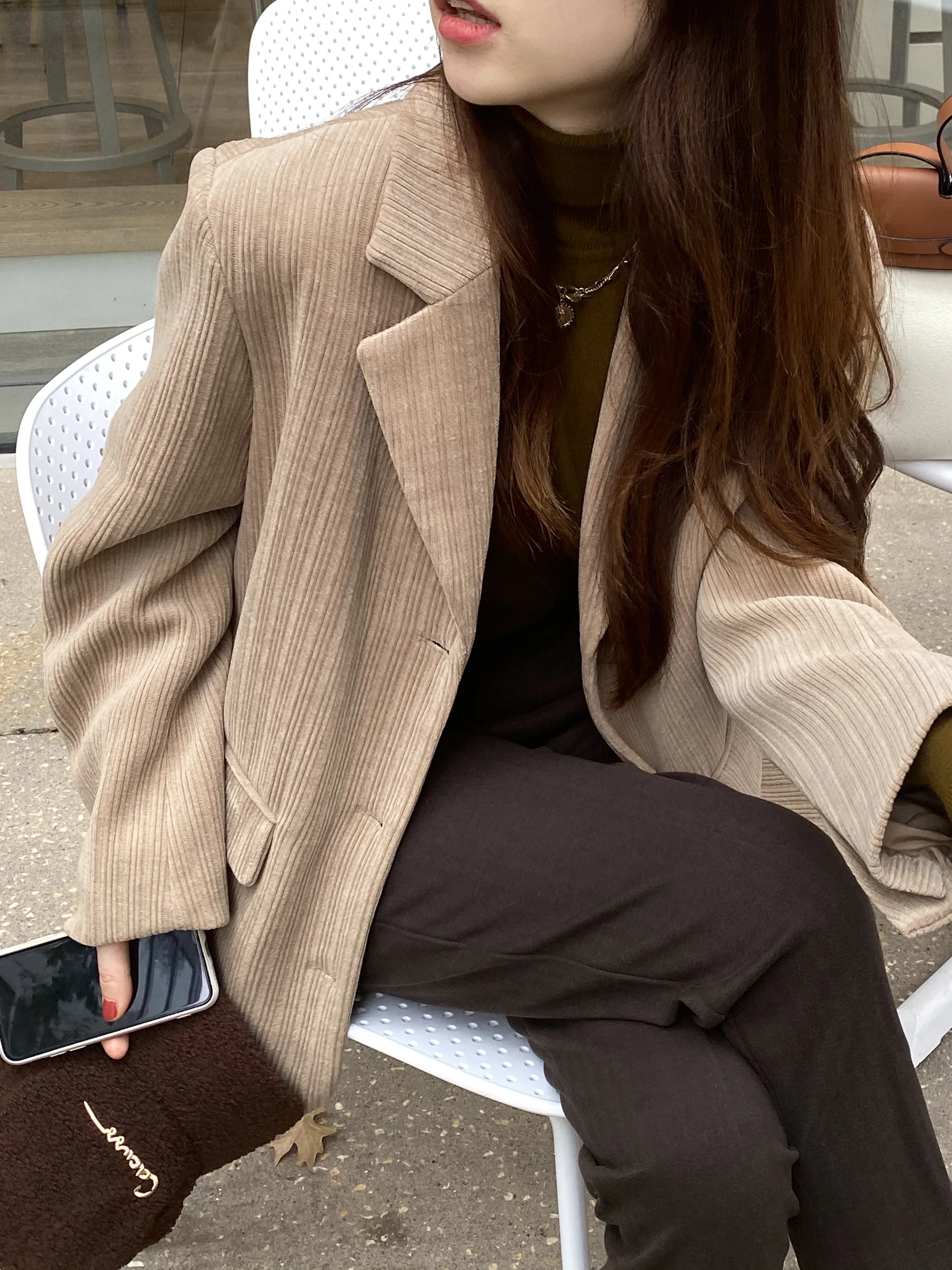 

Утепленный вельветовый пиджак средней длины бежевого цвета Nts97. Женская модная зимняя верхняя одежда в классическом стиле.