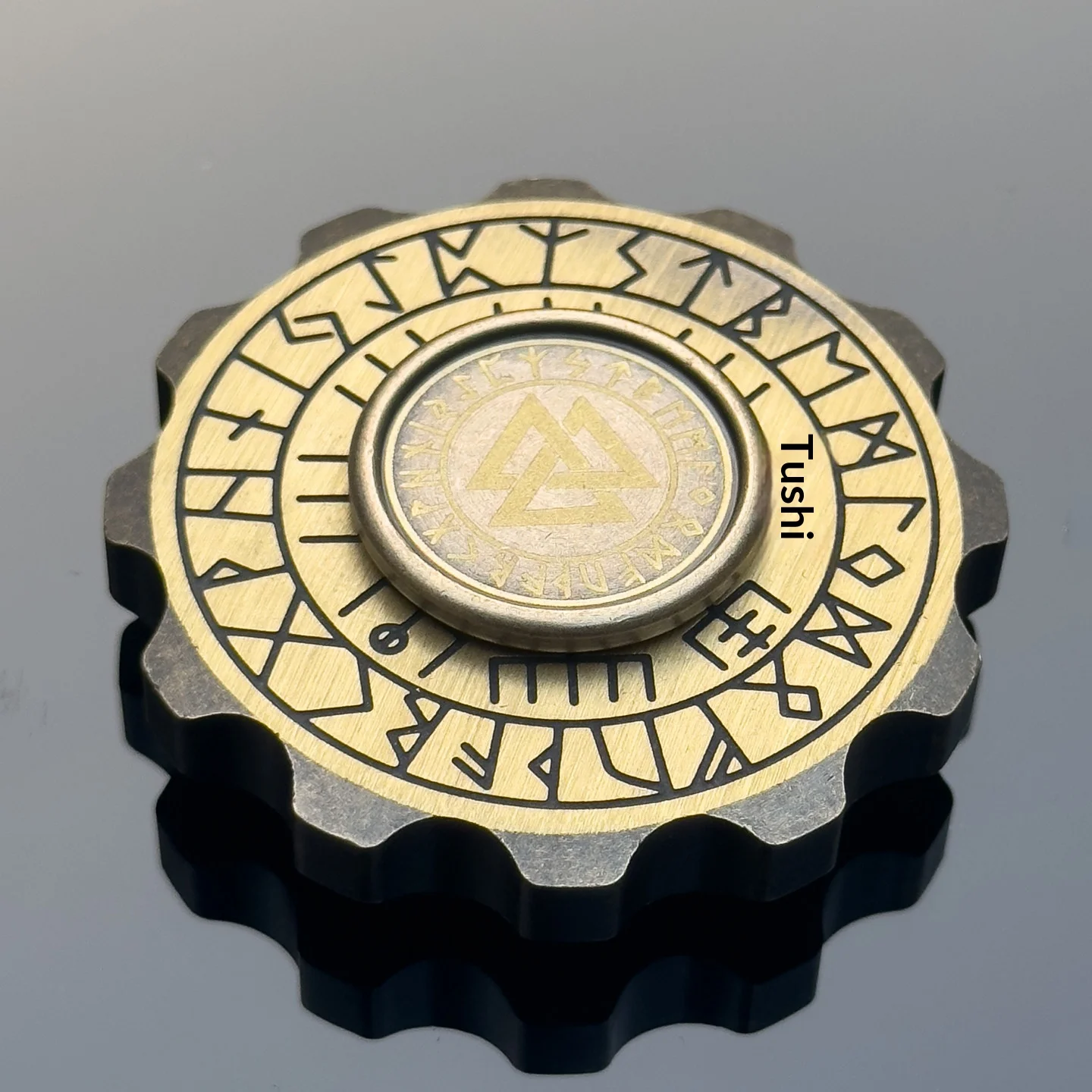 ฟิดเจ็ตสปินเนอร์รูนิกสไตล์ไวกิ้ง ทำจากโลหะทั้งชิ้น สำหรับพกพา ความแม่นยำสูง ช่วยคลายเครียด ของเล่นสปินเนอร์ระดับพรีเมียมสำหรับผู้ใหญ่
