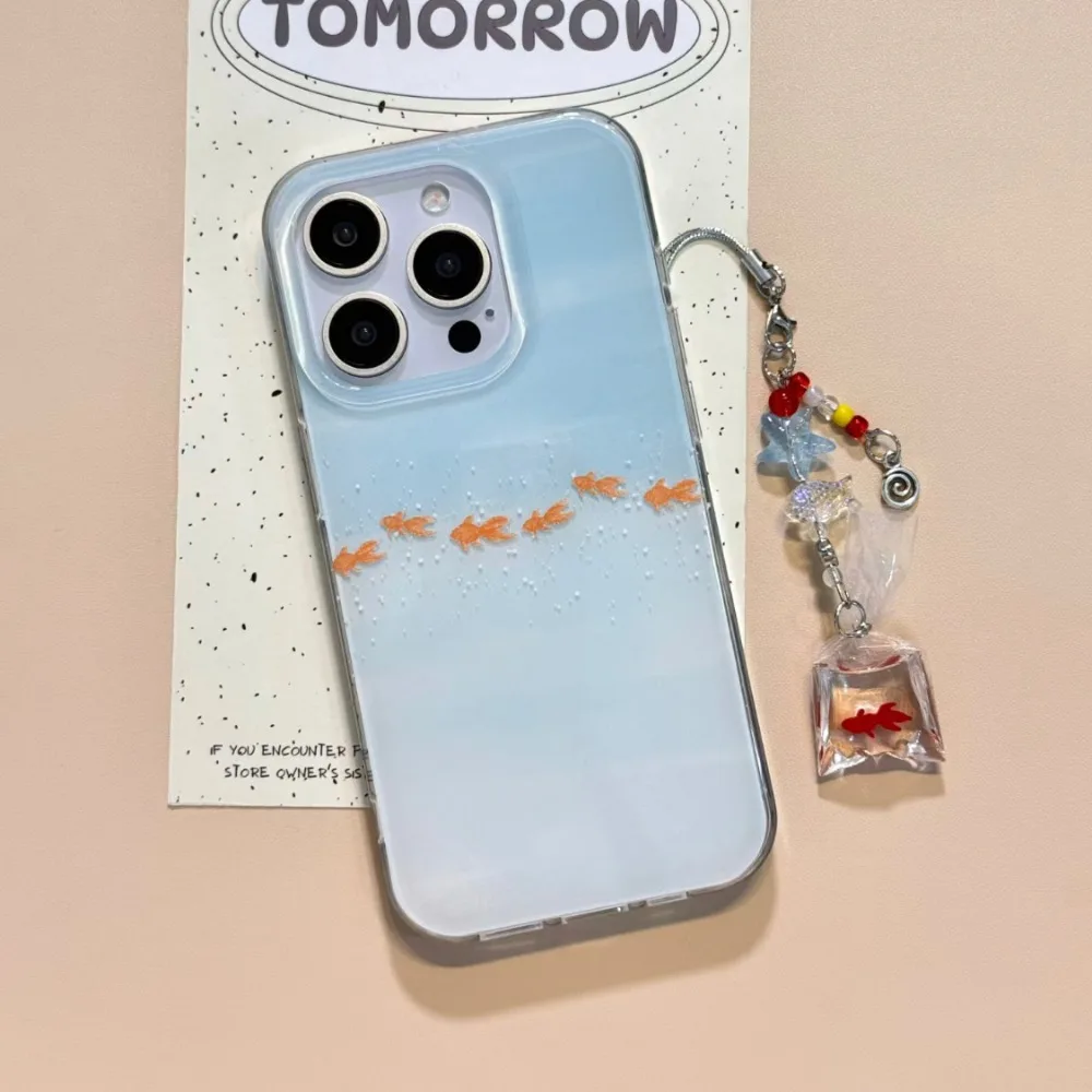 Funda de teléfono para iPhone 16 15 14 13 12 11 X XR XS Pro Max Plus nueva funda protectora con estampado de pez dorado azul manchado INS con colgante