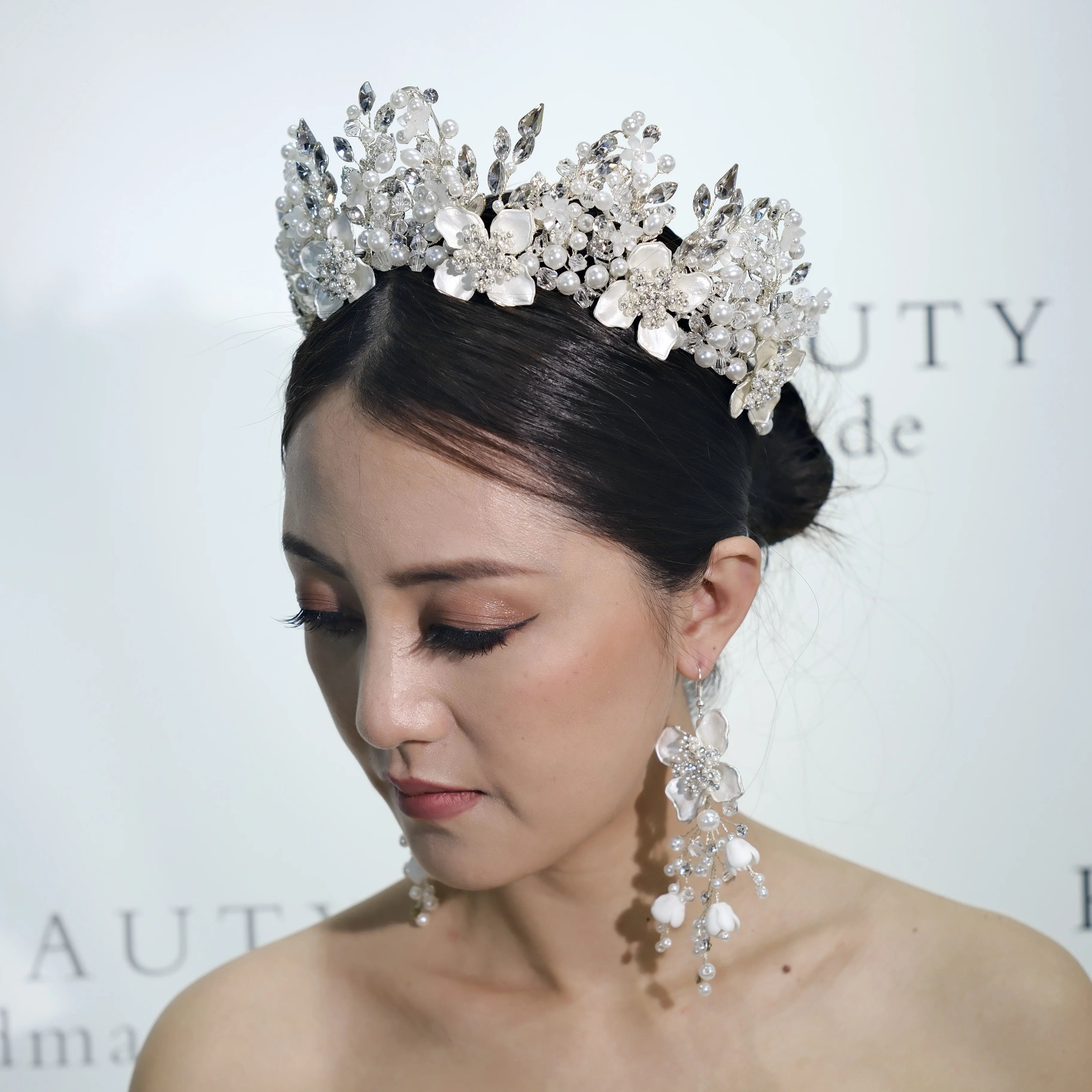 KTBEAUTY 2024 News Big Size White Flowers Leaves And Pearls Crystal Crowns And Tiaras High Size Handmade Bridal Headpieses