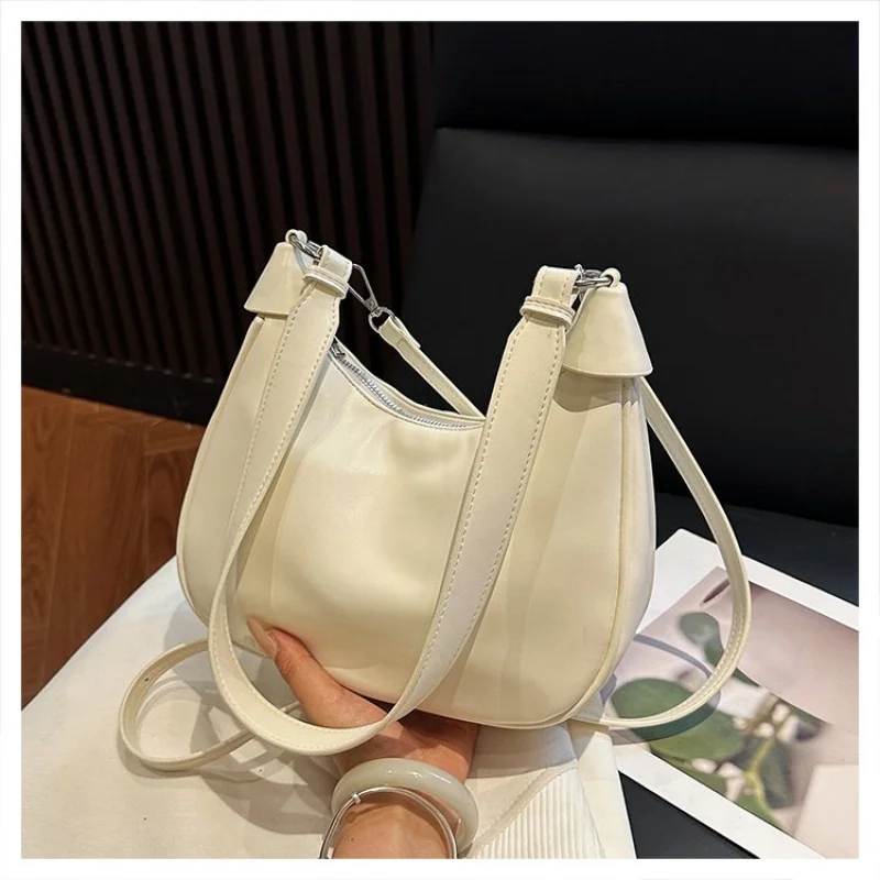 Bolso de hombro para mujer hecho de cuero con estampado Adder, moda de Gales, aspecto espacioso, suave y refinado para uso diario