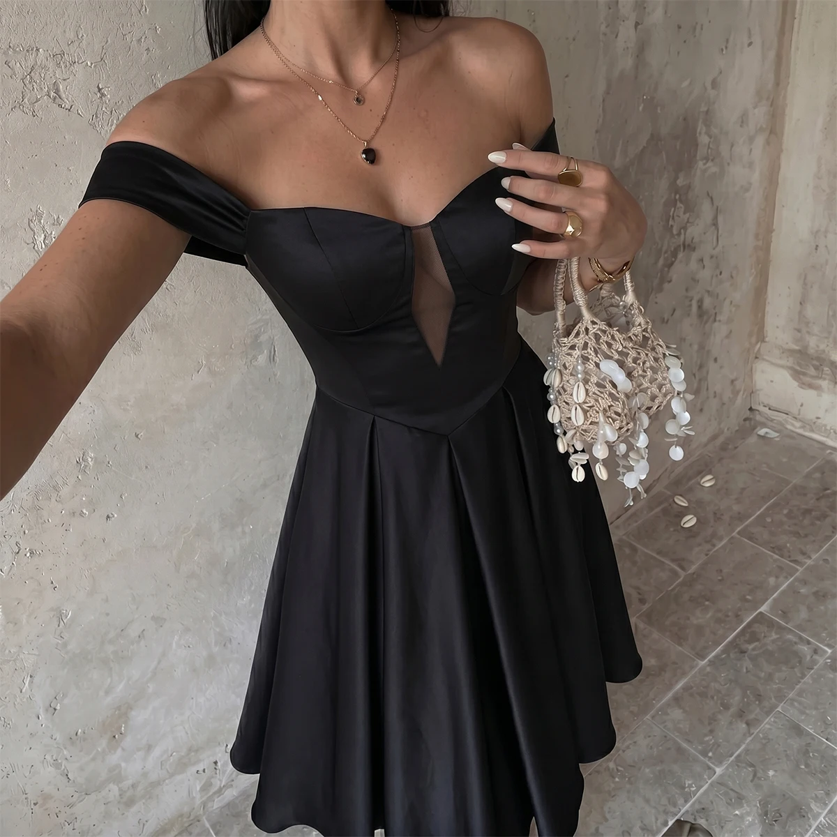 vipgirl-robe-courte-de-cocktail-pour-femme-noire-epaules-denudees-en-satin-avec-empiecements-en-maille-a-lacets-coupe-trapeze-pour-soiree-de-remise-de-diplome
