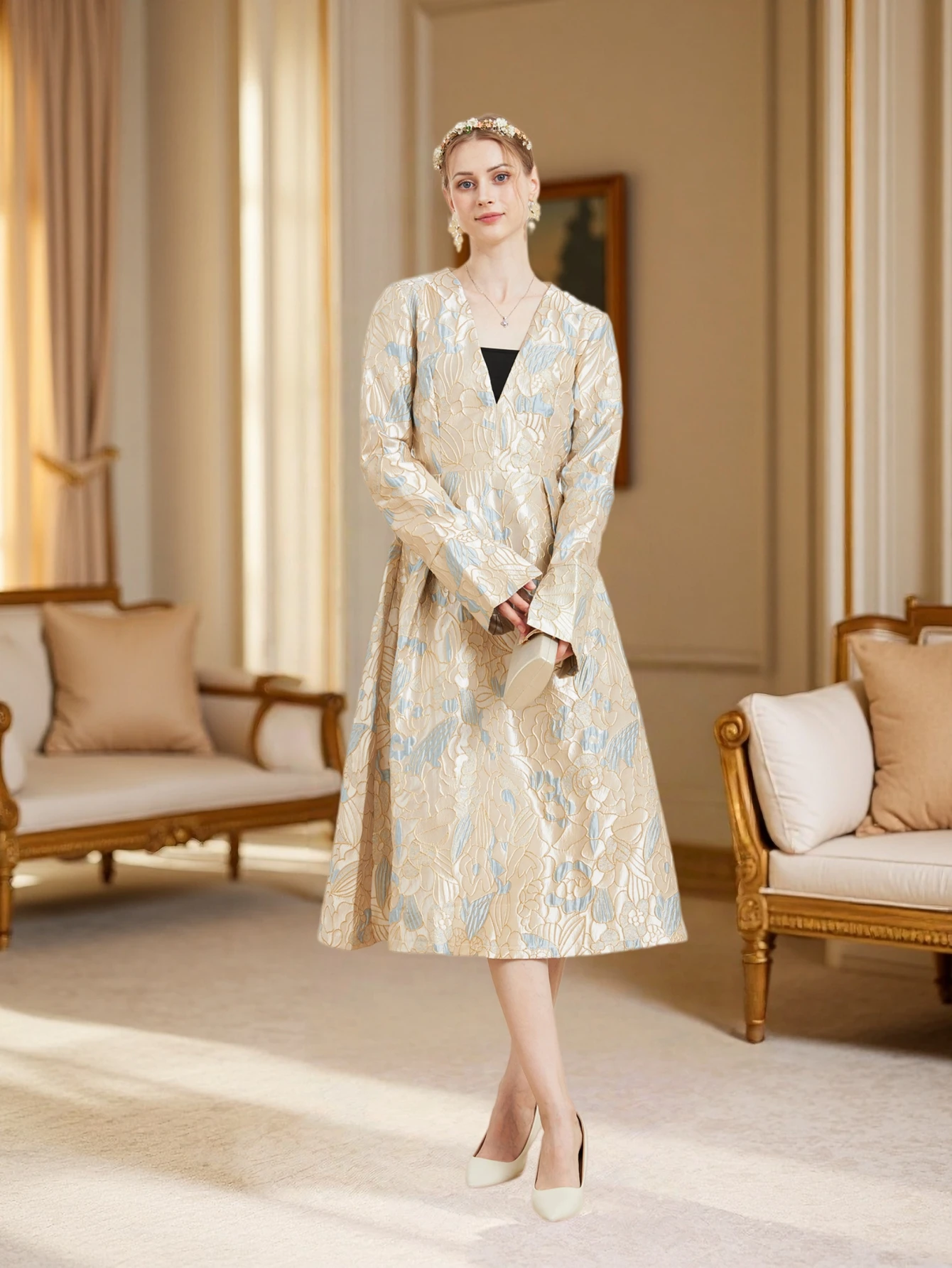 Hellgoldenes und blaues V-Ausschnitt-Kleid mit Taillenbund und langen Ärmeln, elegantes und im Retro-Stil gehaltenes Bankettkleid.