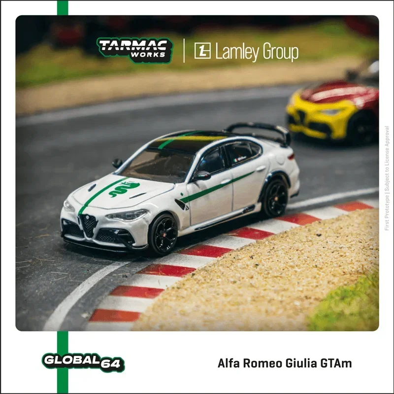 

Литая под давлением модель автомобиля Tarmac Works 1:64 Alfa Romeo Giulia GTAm белого/зеленого цвета