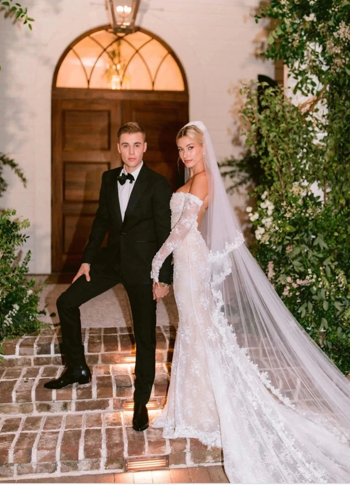 فساتين زفاف حورية البحر على الشاطئ بأكمام طويلة 2022 دانتيل كامل بدون أكتاف Hailey Bieber عطلة صيفية بدون ظهر زي العرائس