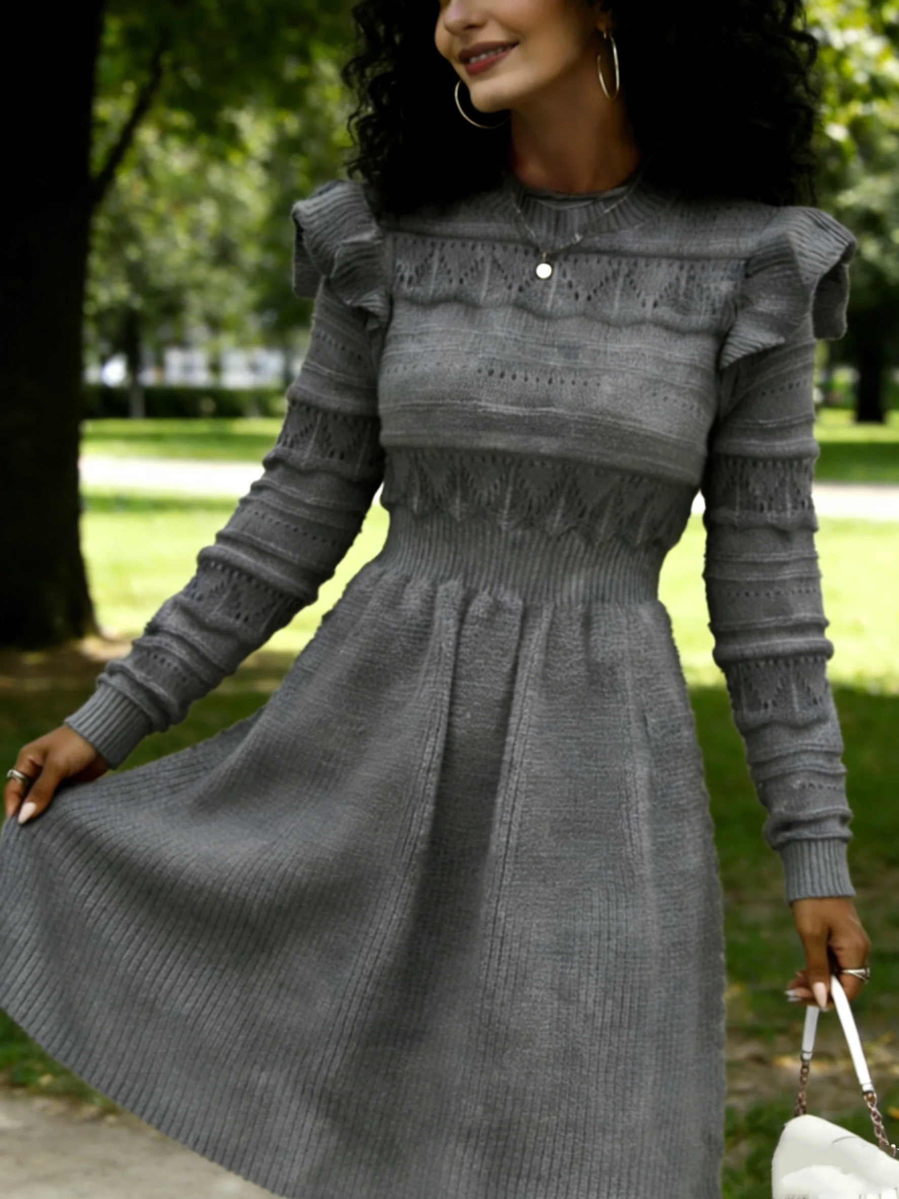 Elegancka szara sukienka z dzianiny: marszczone ramiona i niezwykła jesienna wdzięczność.