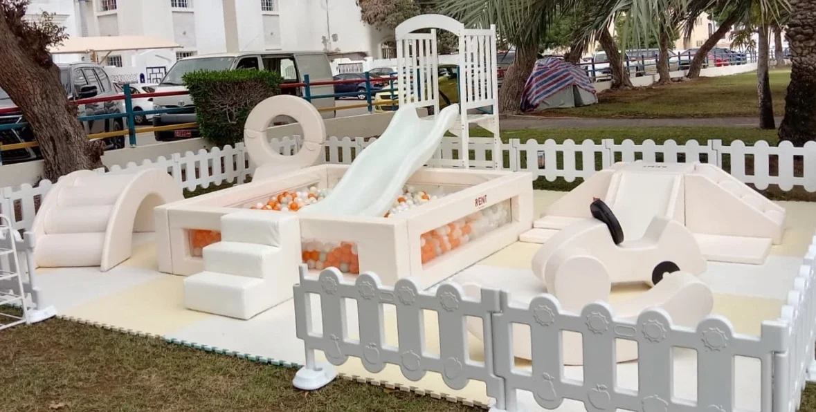 클래식 화이트 실내외 어린이 놀이 파티 이벤트용 투명 볼풀 화이트 슬라이드 소프트 플레이 화이트 소프트 플레이 장비 대여