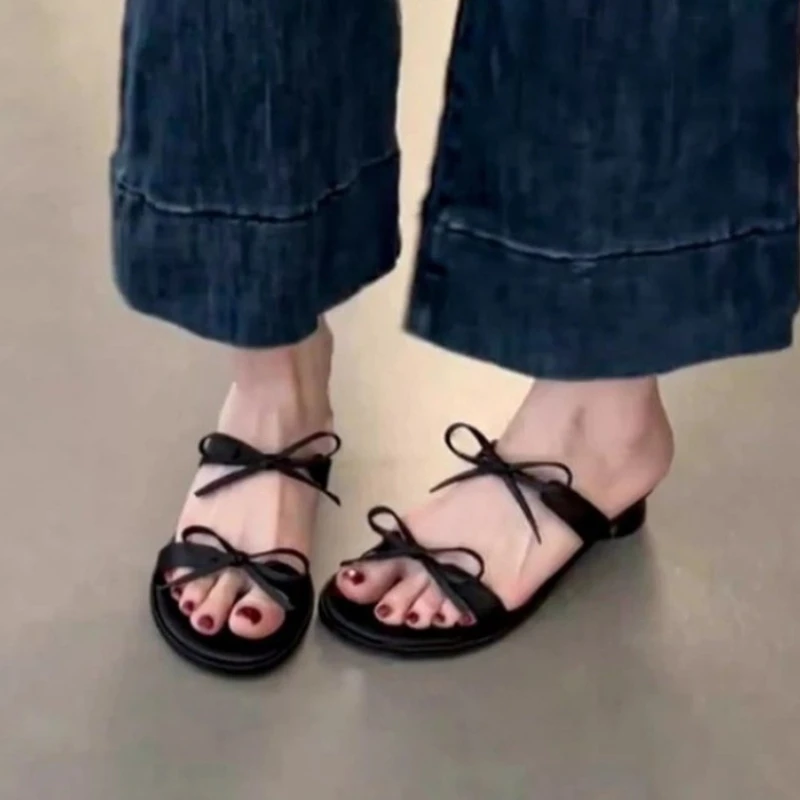 2025 جديد أنيق كعب منخفض شبشب صيفي النساء ملابس خارجية رقيقة حزام مطابقة التنانير المطاط أسفل Жensku Оebuvai