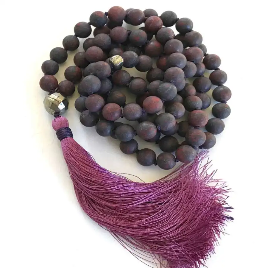 

Матовое ожерелье-мала из красного граната/красной яшмы (108 бусин) с акцентами из пирита и подвеской-кисточкой из сливового цвета, целебное кристаллическое украшение для энергии и жизненной силы