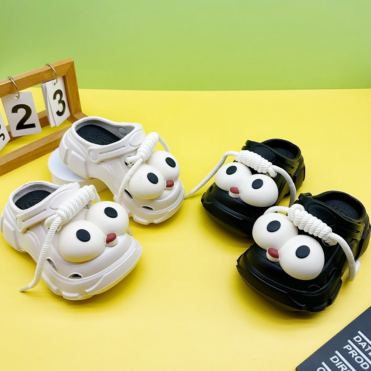 

New Fashionable Versatile Cartoon Big-Eye Clogs with Soft Soles, Non-Slip Closed-Toe Sandals for Boys and Girls, Model 606