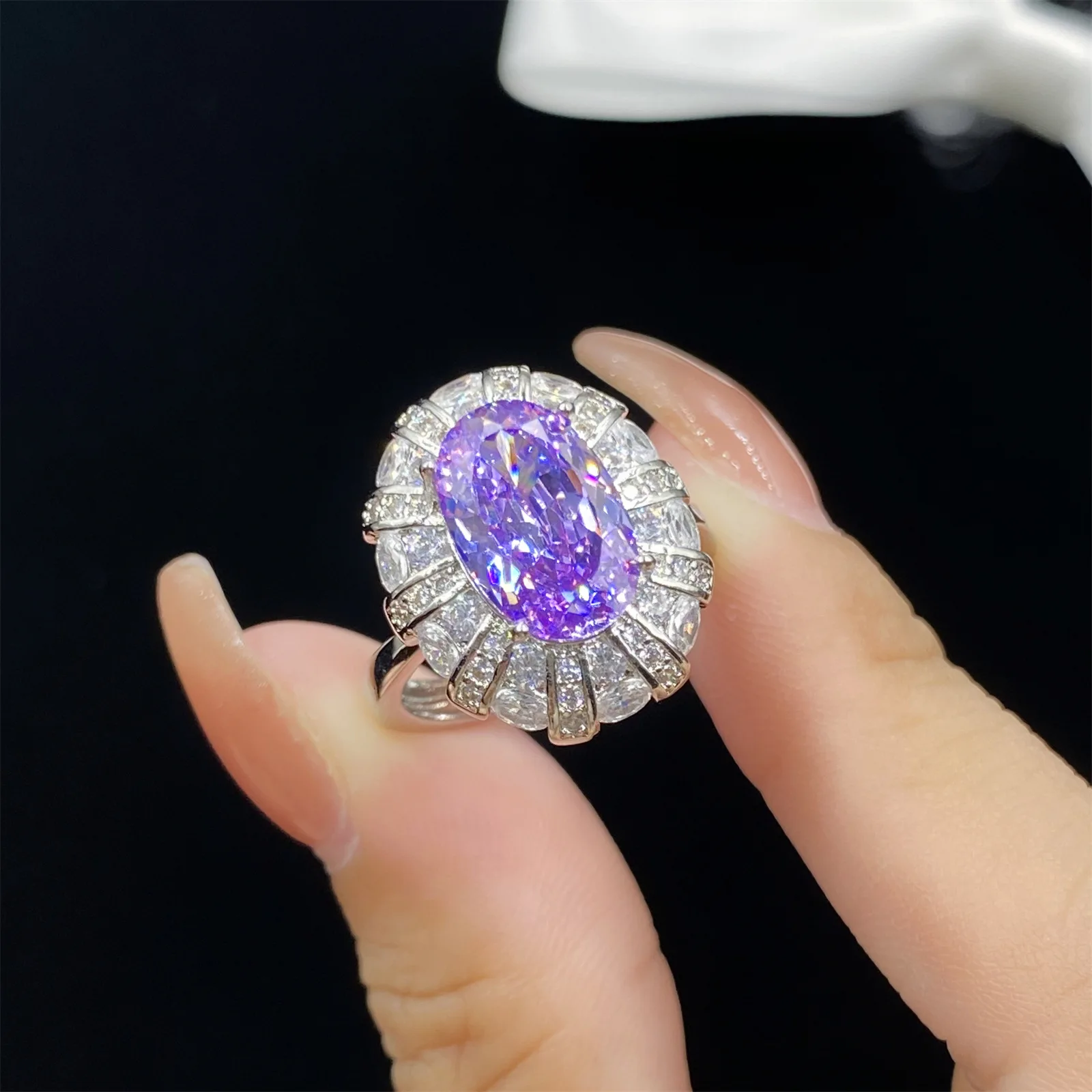 ดอกไม้น้ำแข็งเลียนแบบอเมทิสต์สีม่วงประกายระยิบระยับแหวนปรับขนาดได้เพทายรูปไข่เครื่องประดับเสน่ห์ของผู้หญิง