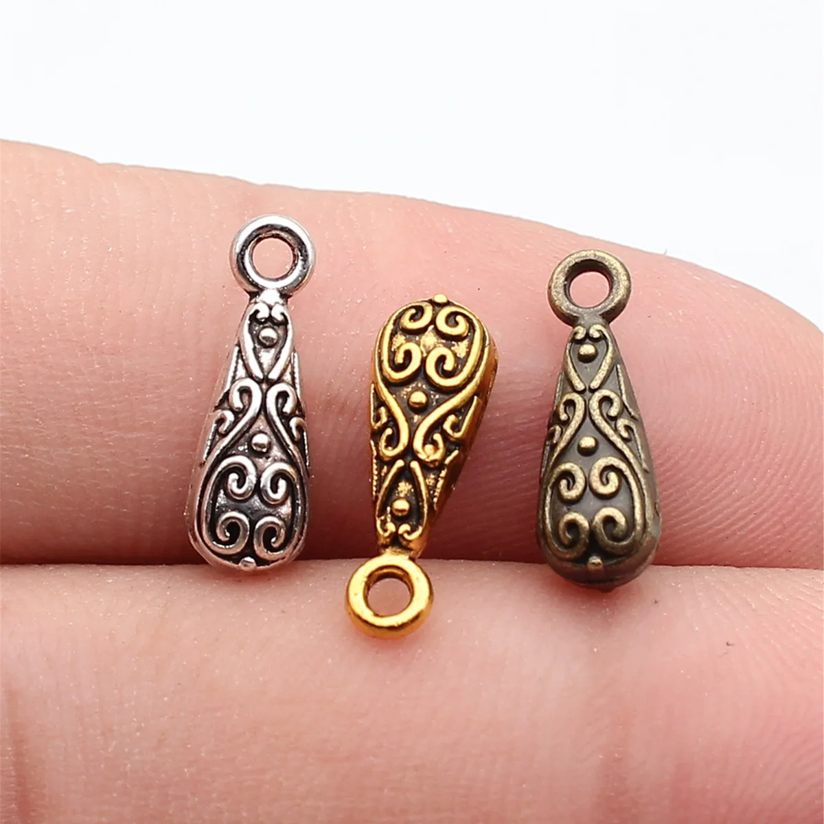 WYSIWYG 20 Stück 15 x 5 x 5 mm, 3 Farben, geschnitzte Wassertropfen-Anhänger, Zubehör für DIY-Schmuckherstellung, Schmuckzubehör