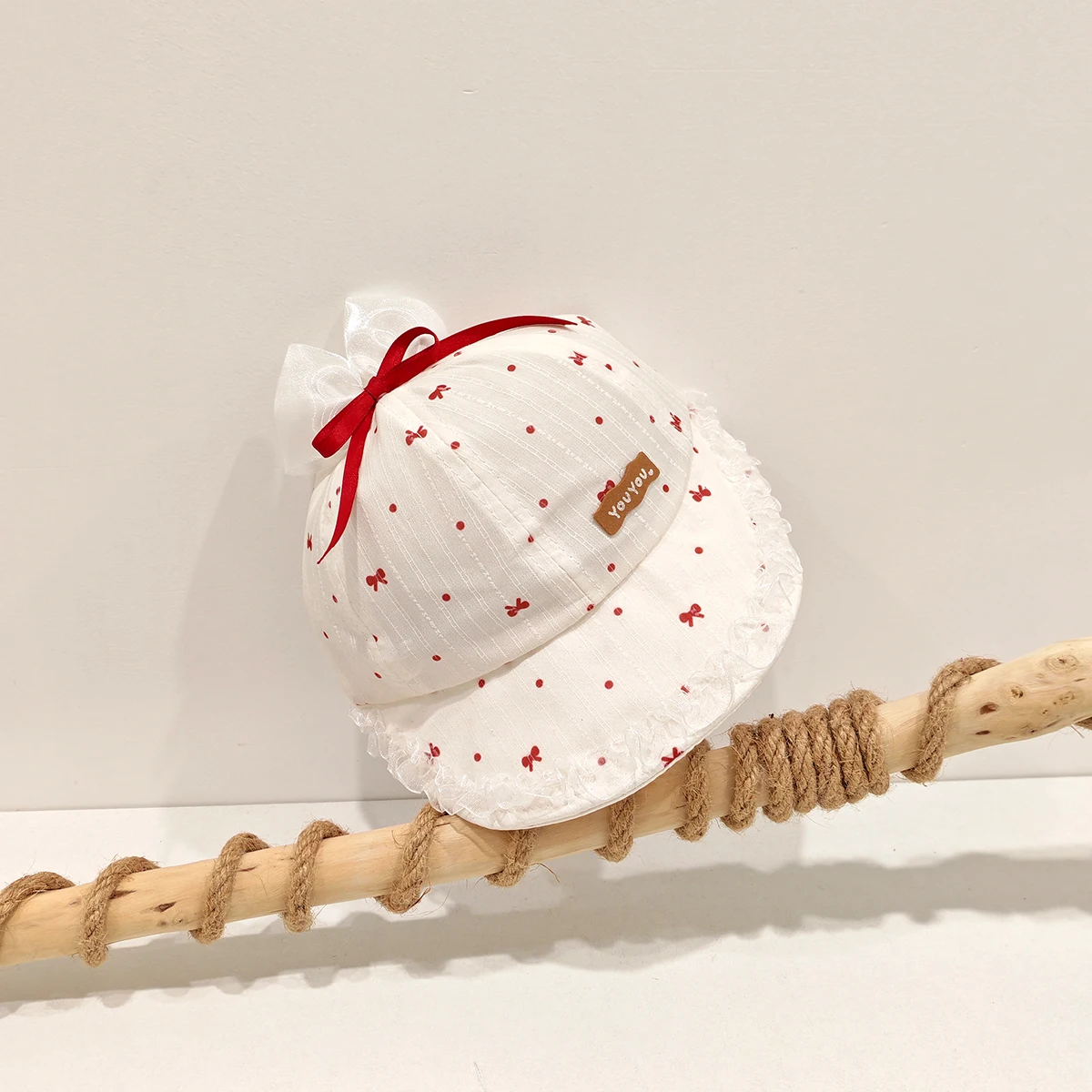 Kinder-Spitzenborte, Organza-Schleife, Blumendruck mit Kleinen Schleifen und Polka-Dot-Mustern Fischerhut mit Schleifendekoration.