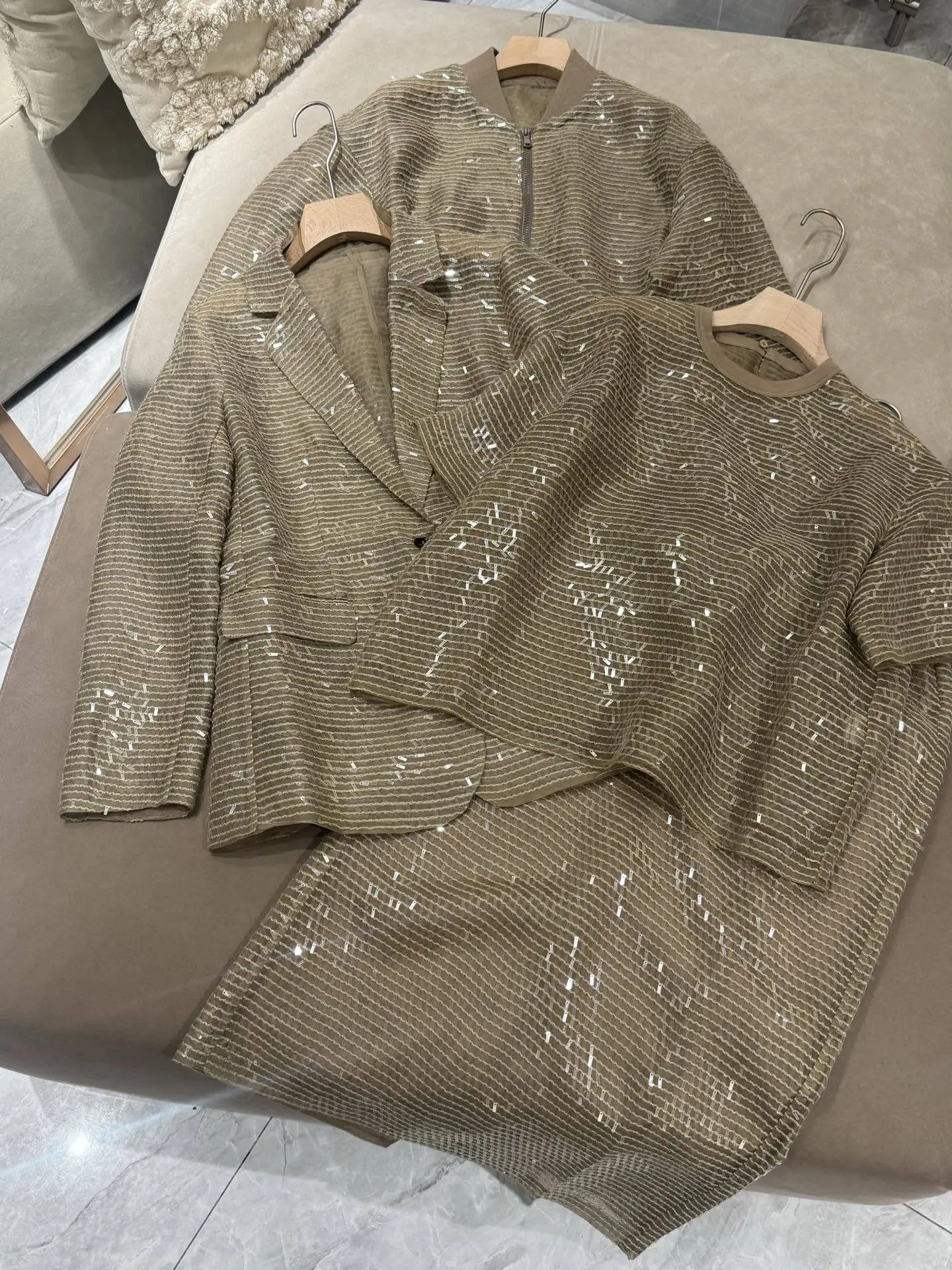 

Новый весенне-летний комплект из шелкового пиджака и юбки с круглым вырезом и короткими рукавами — стильный и универсальный для женщин