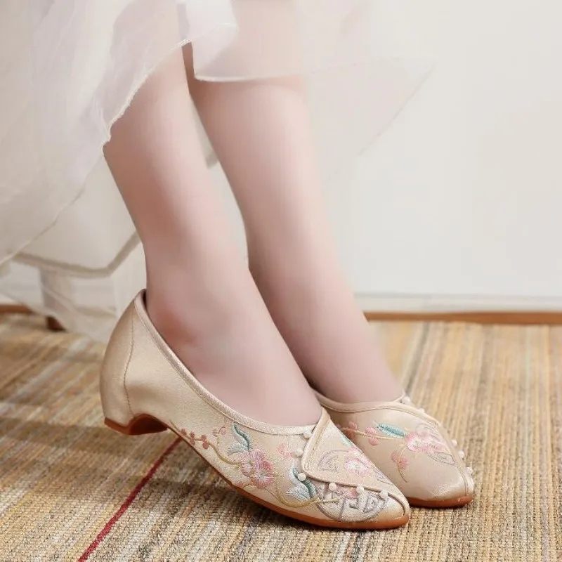 Women Pointed Toe Embroidered Mid-Heeled Shoe Spring Summer Retro Dress Pumps Vintage Style Slip on Loafer