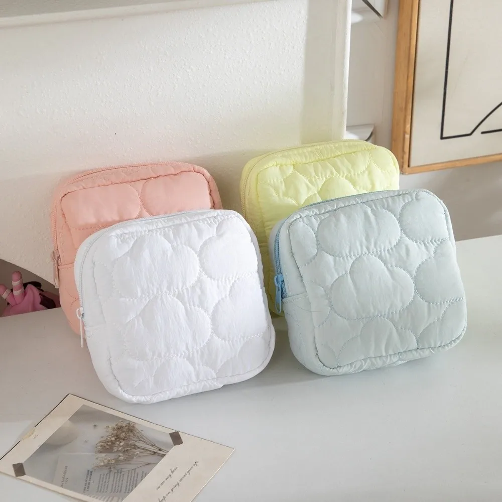 Neue Cloud-Design Damenbinden-Tasche Große Kapazität Cremefarbene Kosmetiktasche Multifunktionale Damenbinden-Halterung