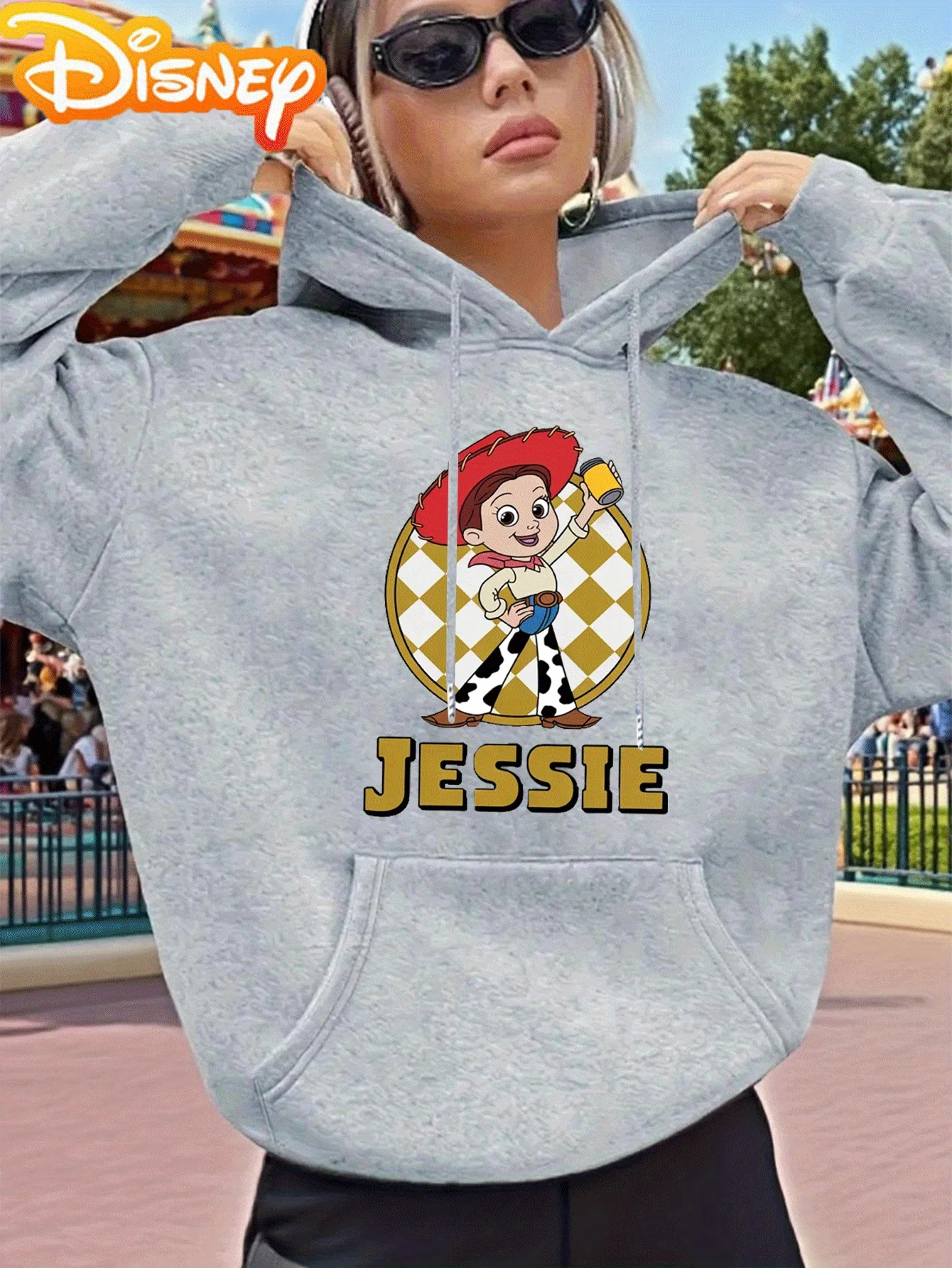 سترة نسائية من Toy Story Jessie Hoodie - سترة صوفية برسومات راعية البقر الغربية، سترة بقلنسوة سوداء مع حروف صفراء