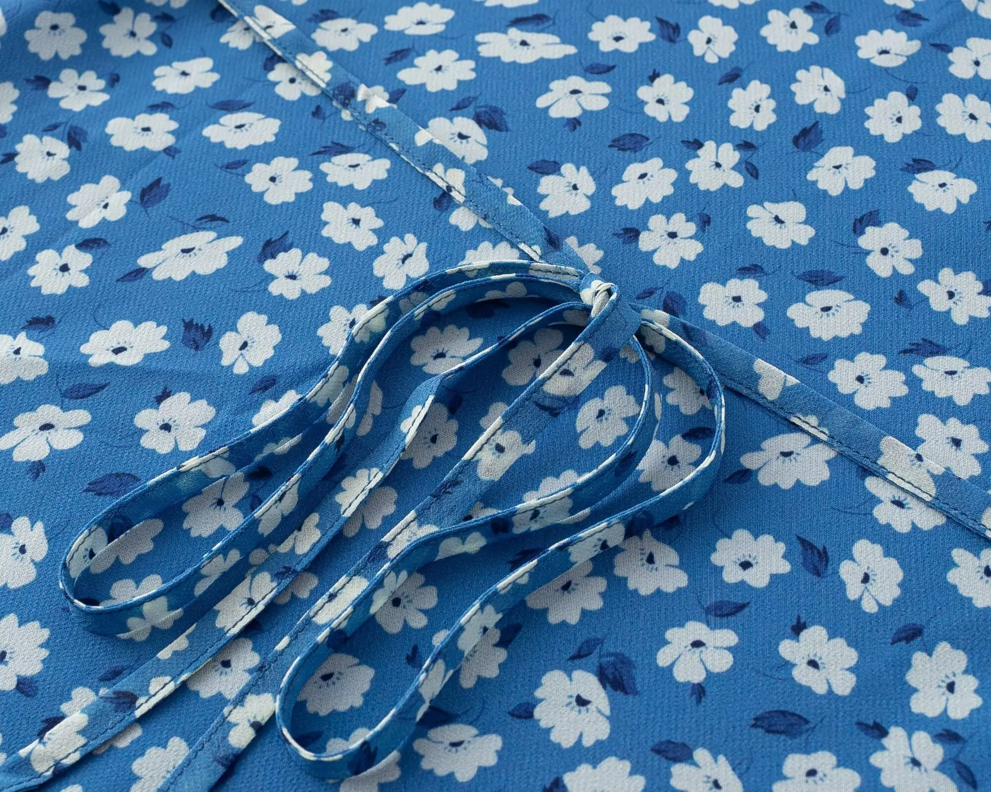 เดรสยาวพิมพ์ลายดอกไม้สีน้ำเงินเรโทรปี 2025 แขนยาวบานทรงเอวผูกโบว์ผูกเชือกยาวคลุมข้อเท้า ผ้าชีฟอง