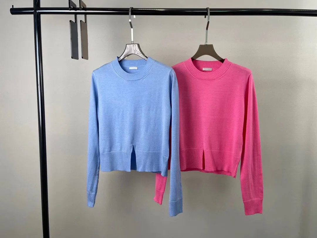 

Женская одежда 2025: свитер с разрезом 1026