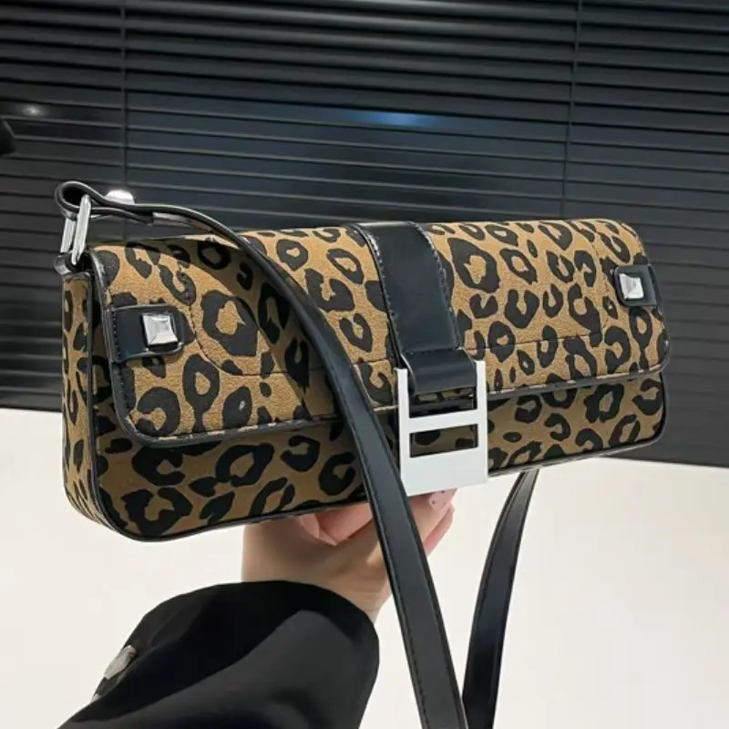 

Fashionable and simple baguette bag with a single-shoulder retro chain is unique, beautiful and versatile