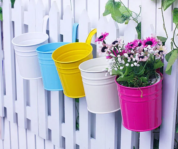 กระถางดอกไม้ไม่สามารถถอดออกได้ติดผนังเหล็กแผ่นแขวนผนังตะกร้ากระถางดอกไม้สําหรับสวนกลางแจ้งระเบียงชาวไร่ถังบ้าน