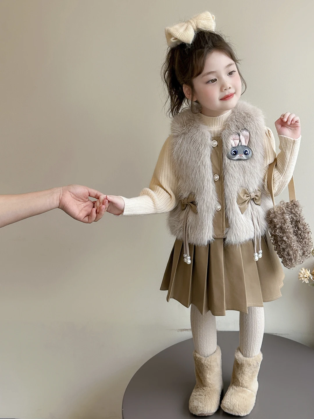 

Моющийся клетчатый комплект с юбкой для девочек, осень-зима 2024, новый детский жилет из искусственного меха, корейская версия, комплект из футболки Prince...