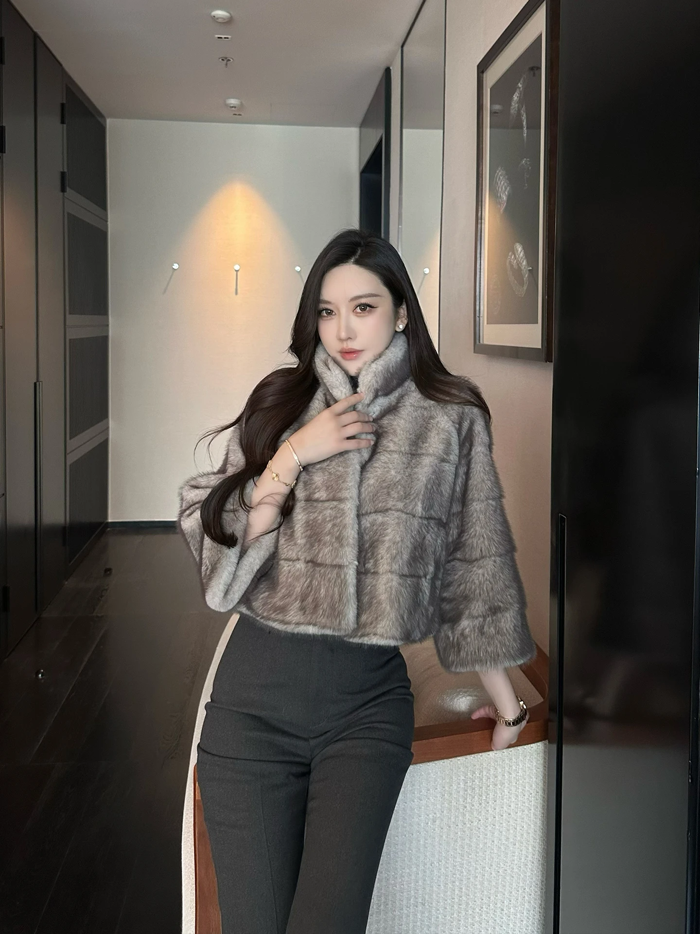 

Модная короткая шуба из искусственного меха SX Chic с воротником-стойкой, из экологичной кожи, теплая, повседневная, женская верхняя одежда