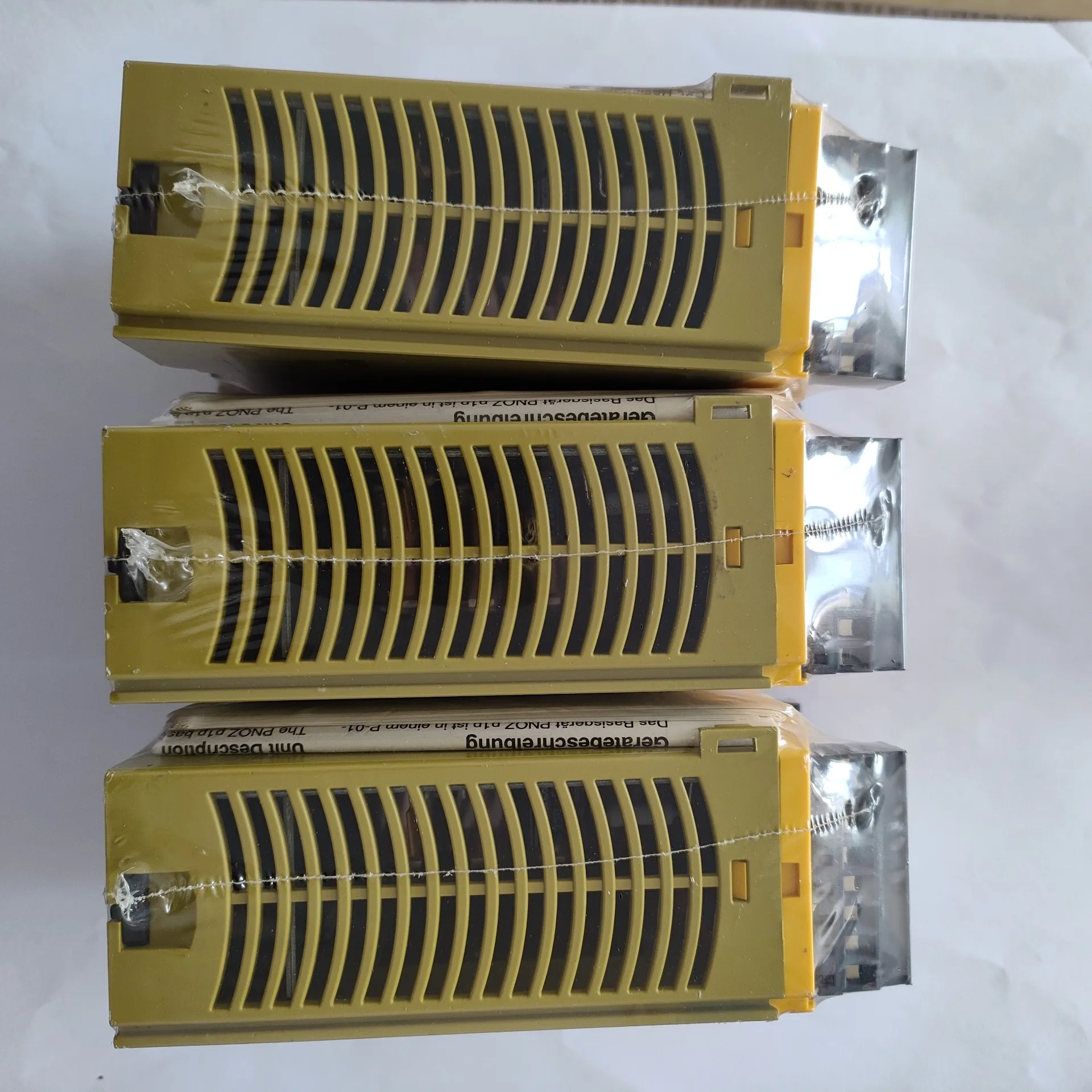 New PILZ Pilz safety relay 773300, imported from Germany