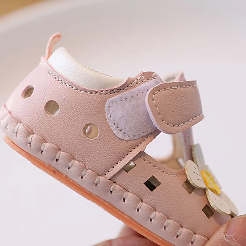 Sandali per bambini suola morbida scarpe da passeggio estive scarpe da bambina 0-1 anno scarpe da principessa per bambini Sneaker tagliata a fiori di moda