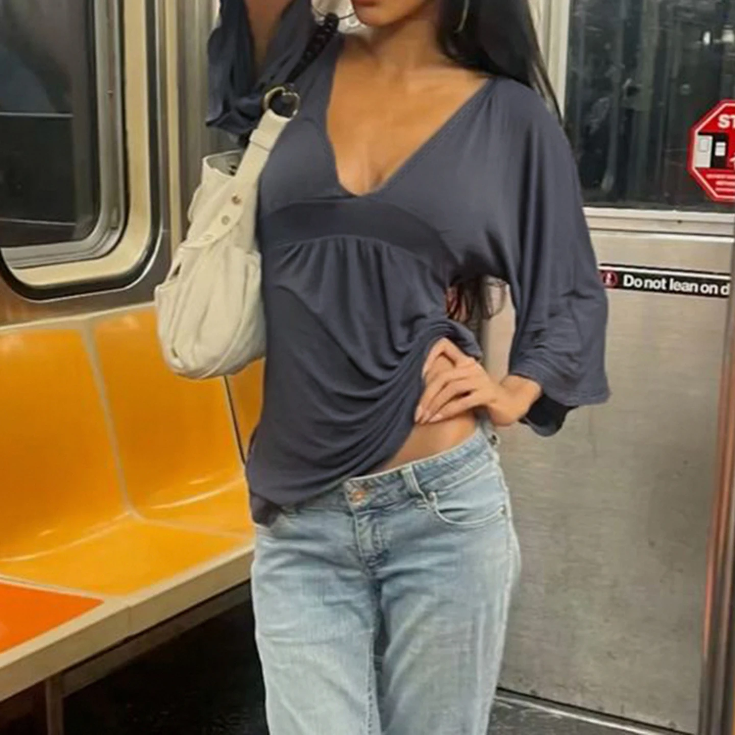 SUCHCUTE Vintage Damen T-Shirt mit tiefem V-Ausschnitt, ausgestellten Halbärmeln, locker geschnitten, Y2K Streetwear Tees, lässiges Ausgeh-Top, passend zu allen Outfits. – Detail 15