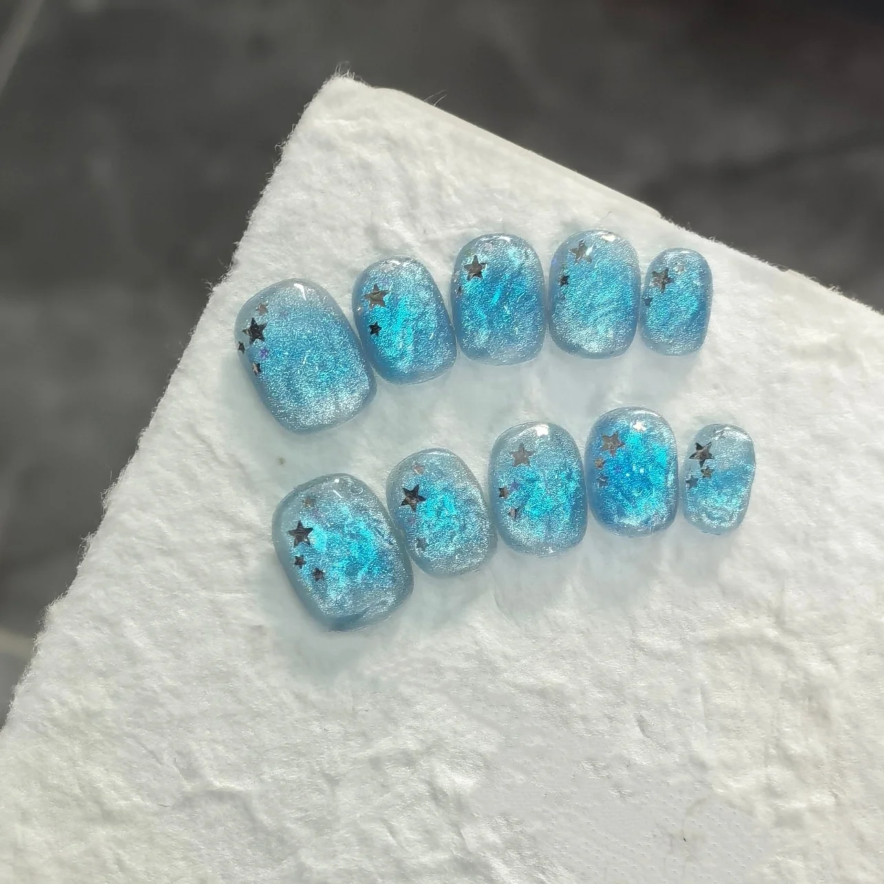 

10 шт. Накладные ногти ручной работы, ледяной голубой цвет, с эффектом океанских звезд, прозрачные, текстурированные, для женщин и девушек, короткие, овальные, готовые к носке
