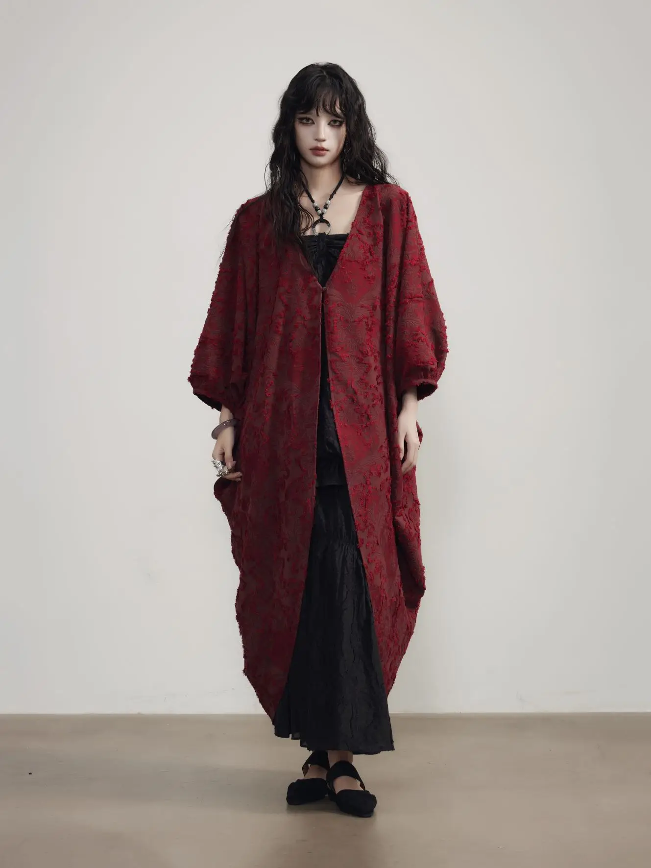 

Оригинальный дизайн, китайское художественное длинное платье-халат из шелка, красное, для женщин, осенний сезон, стандартный крой, тонкое, длинное.