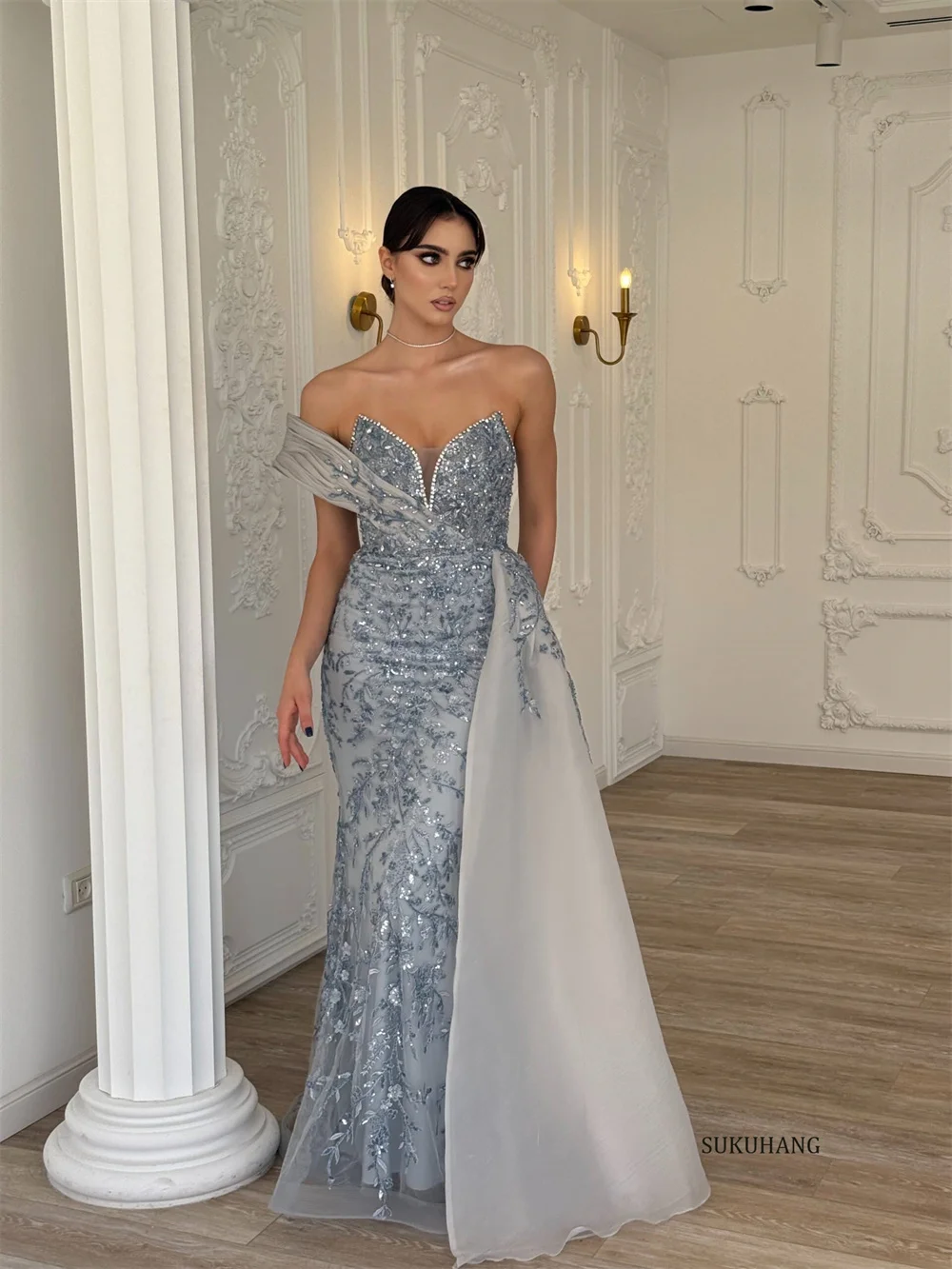 فستان سهرة SUKUHANG مذهل من الكريستال في دبي مع تنورة على شكل قلب لحفلات الزفاف مخصص بطول الأرض للحفلات الراقصة