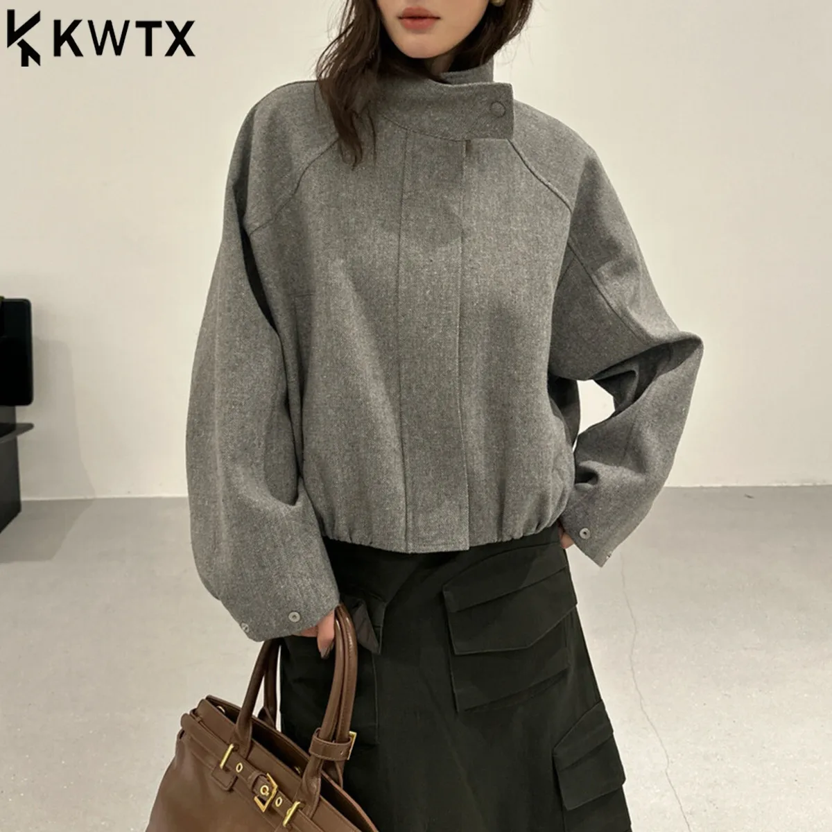 

KWTX женская элегантная дизайнерская винтажная куртка с воротником-стойкой и карманами на молнии с эластичной резинкой на талии, повседневное уютное новое поступление A/W 2025