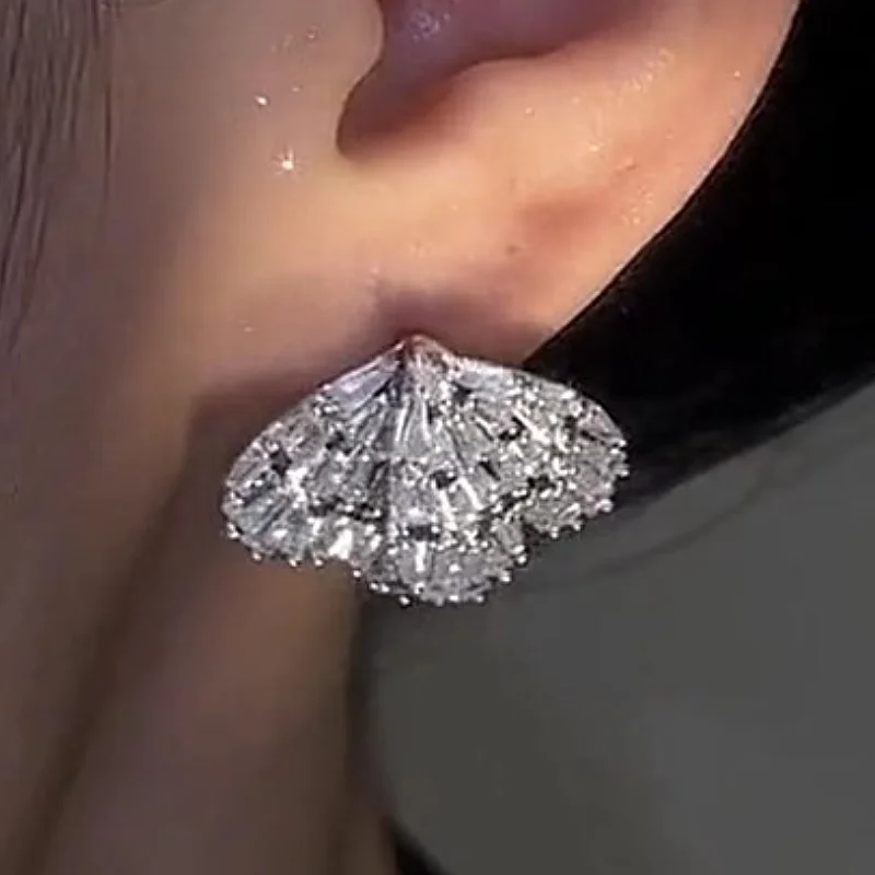 Huitan Damen-Ohrstecker mit romantischem Herz-Design und schillerndem CZ für Hochzeit, Party, Verlobung, elegante Accessoires, Schmuck