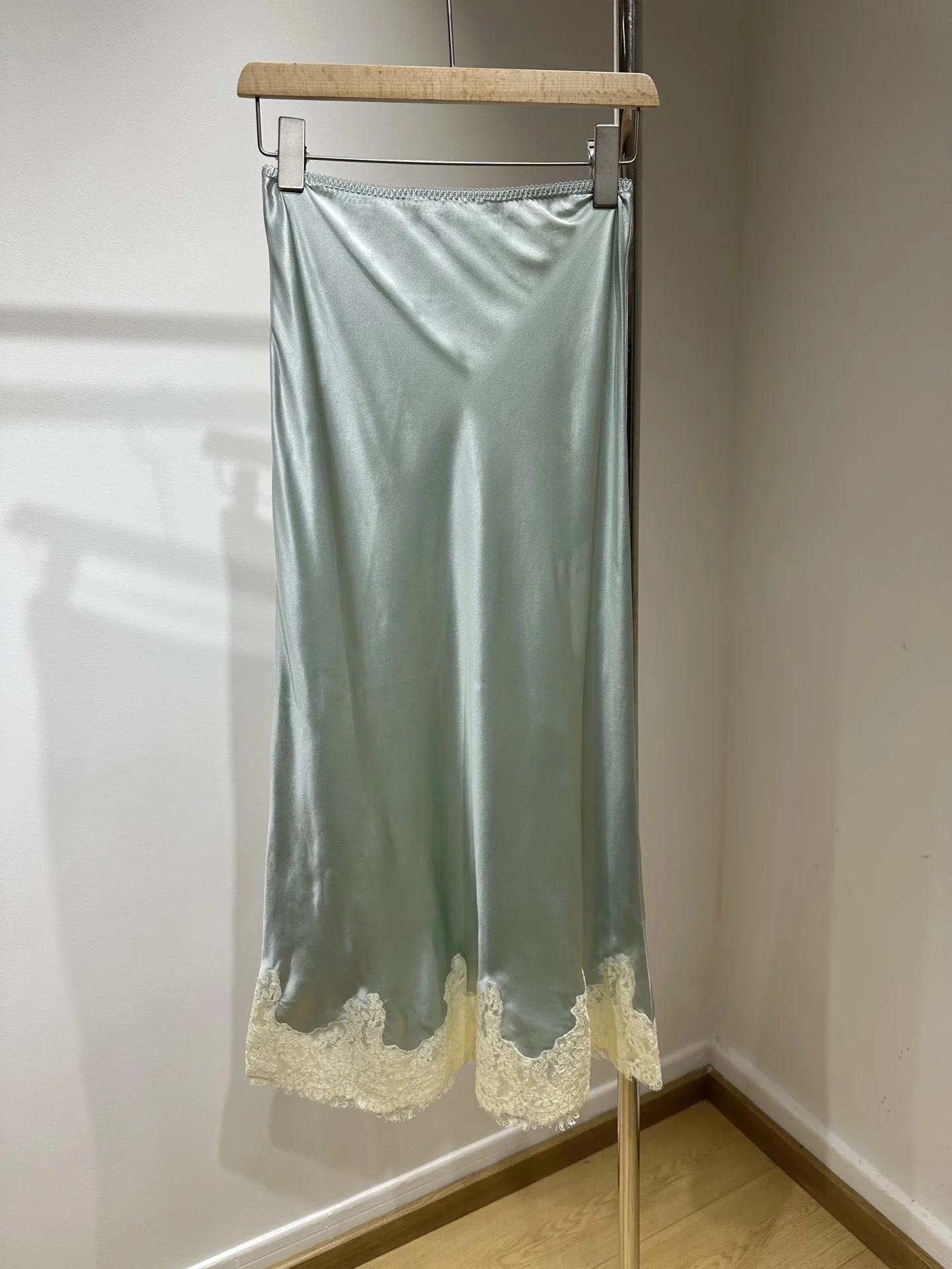 Falda midi azul elegante recta con cintura elástica Jupe de seda 100% con bordado de encaje para mujer