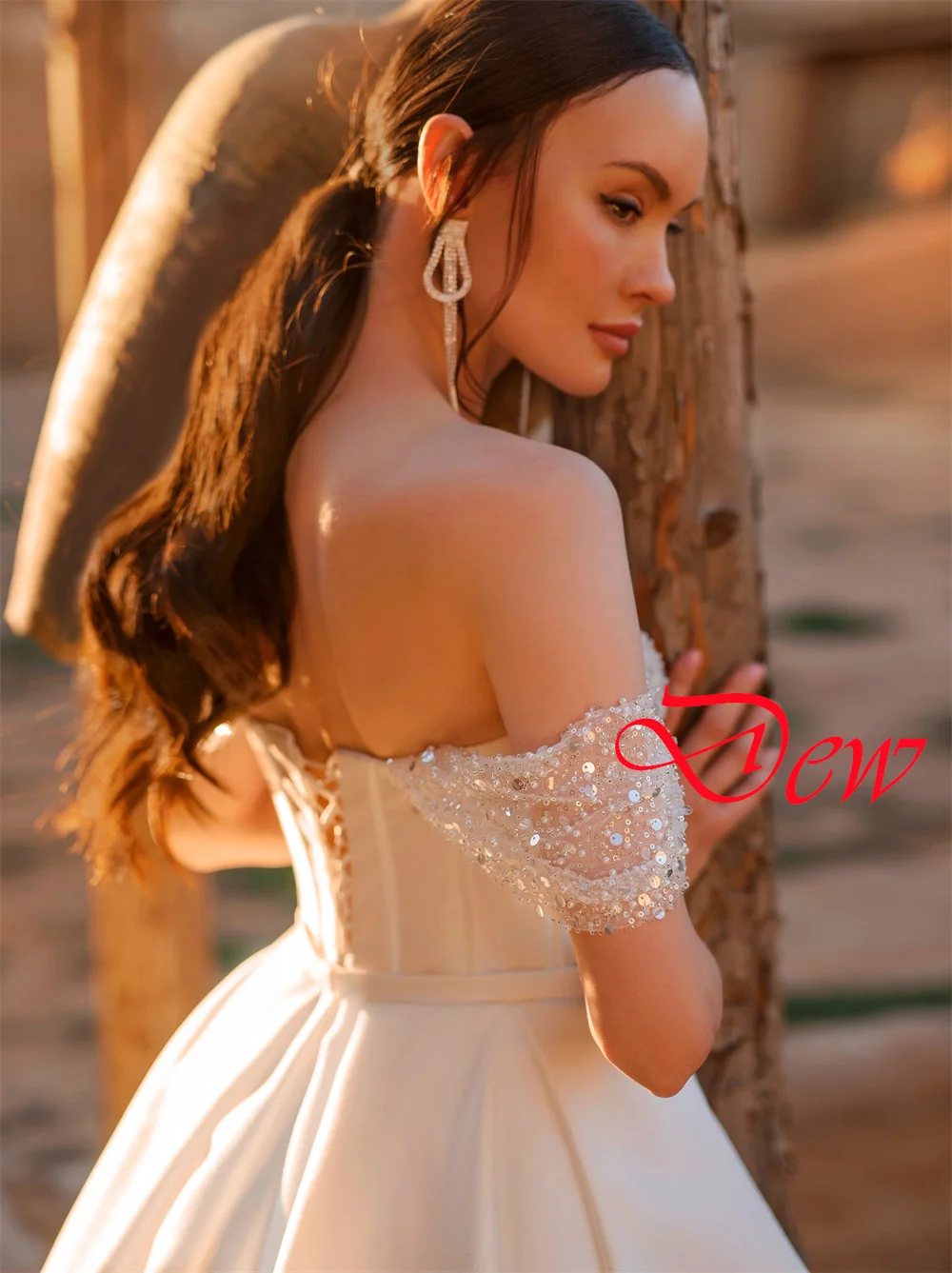 カスタマイズされたエレガントなピンクサテンのウェディングドレス絶妙なストラップレスオフショルダー半袖チャペルトレインブライダルドレス