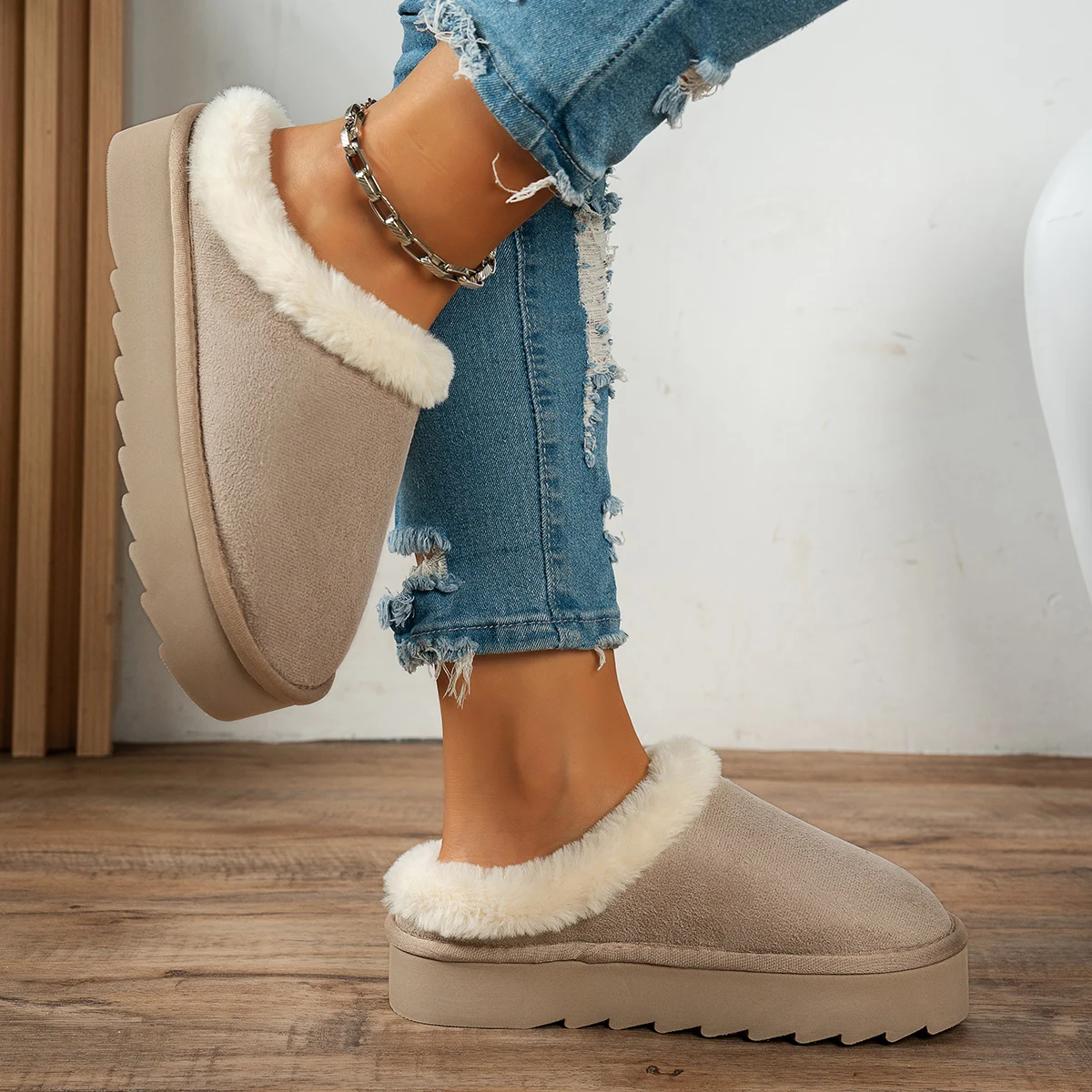 Sepatu kasual wanita musim dingin, berbulu tebal, sol tebal, anti selip untuk dalam ruangan dan hangat dengan lapisan bulu.
