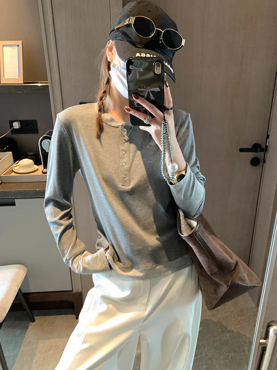 

Новая корейская футболка с длинными рукавами и круглым вырезом, имитирующая двухслойную модель, с контрастными вставками, для ранней весны.