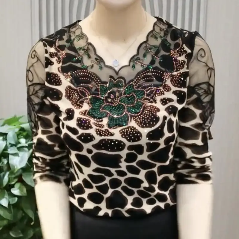 Spring Autumn New V-Neck Gauze Spliced T-shirt Lace Hollow Out Female Clothing Fashion Diamonds Casual Leopard Printed Pullovers