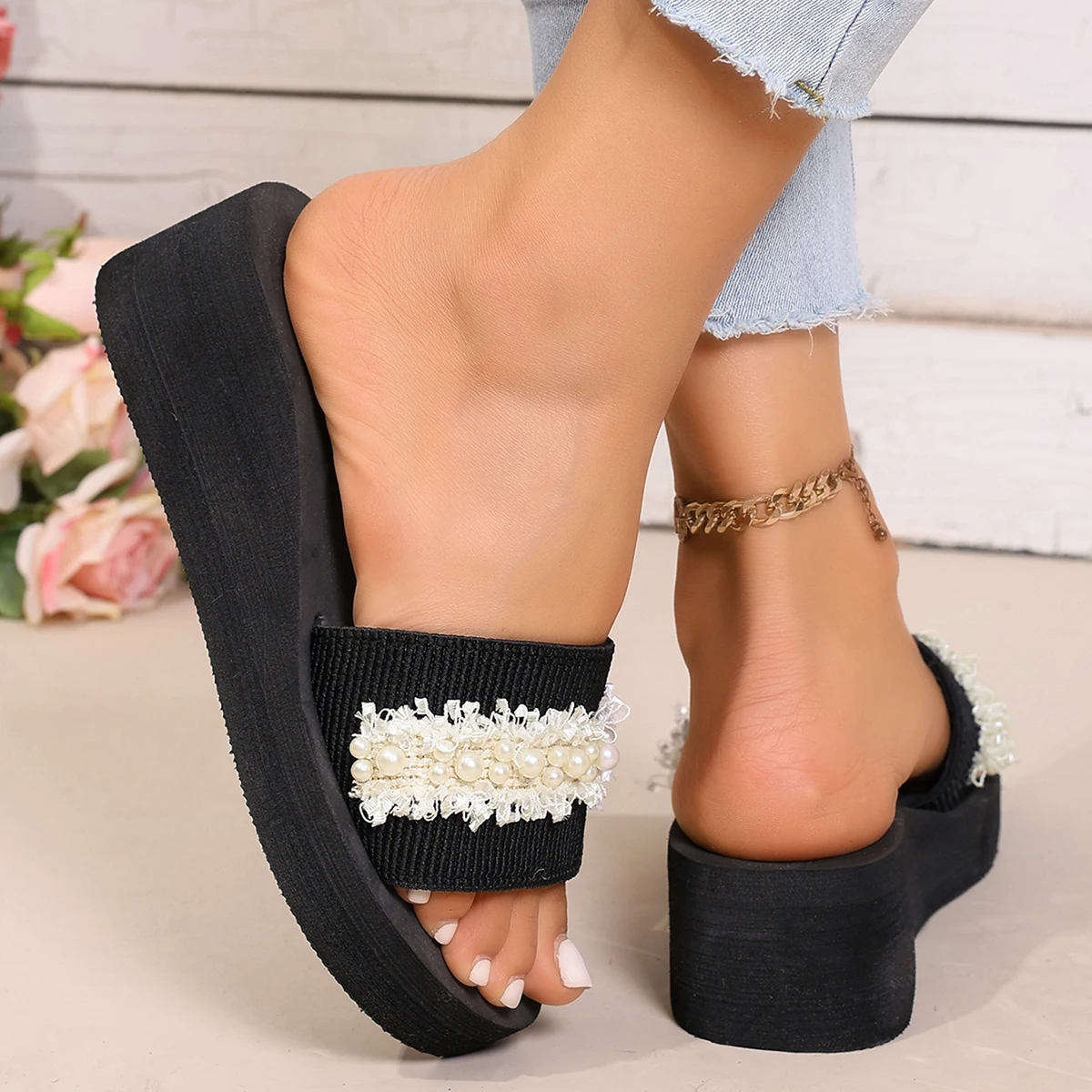 5 cm Absatzhöhe, elegante, mit Strasssteinen verzierte, schlichte schwarze Slip-On-Sandalen für Damen – Detail 4