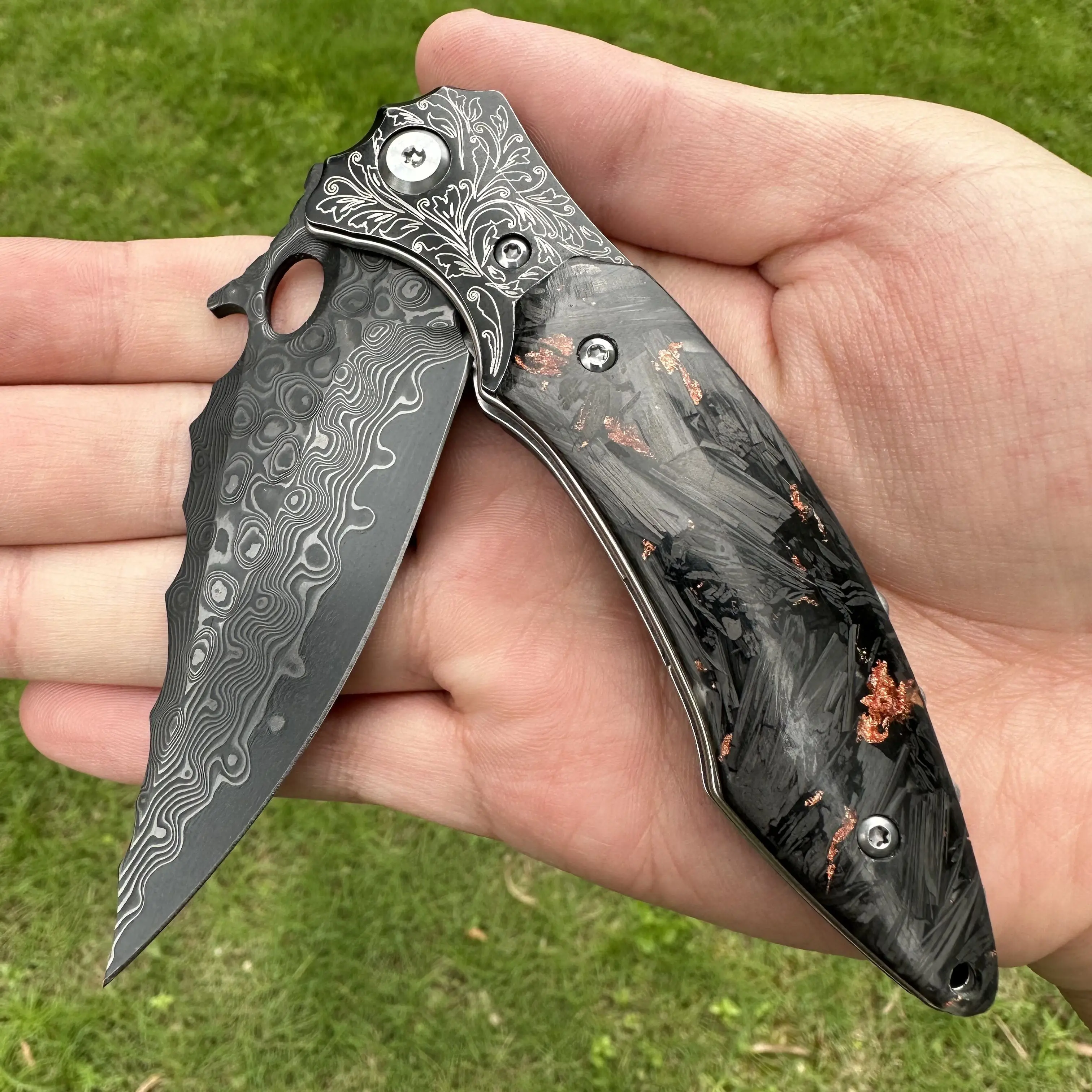 Topwell ماستر اليدوية سكين للفرد دمشق Vg10 شفرة طلاء التيتانيوم الأسود النحاس ألياف الكربون مقبض افتتاح سلس EDC