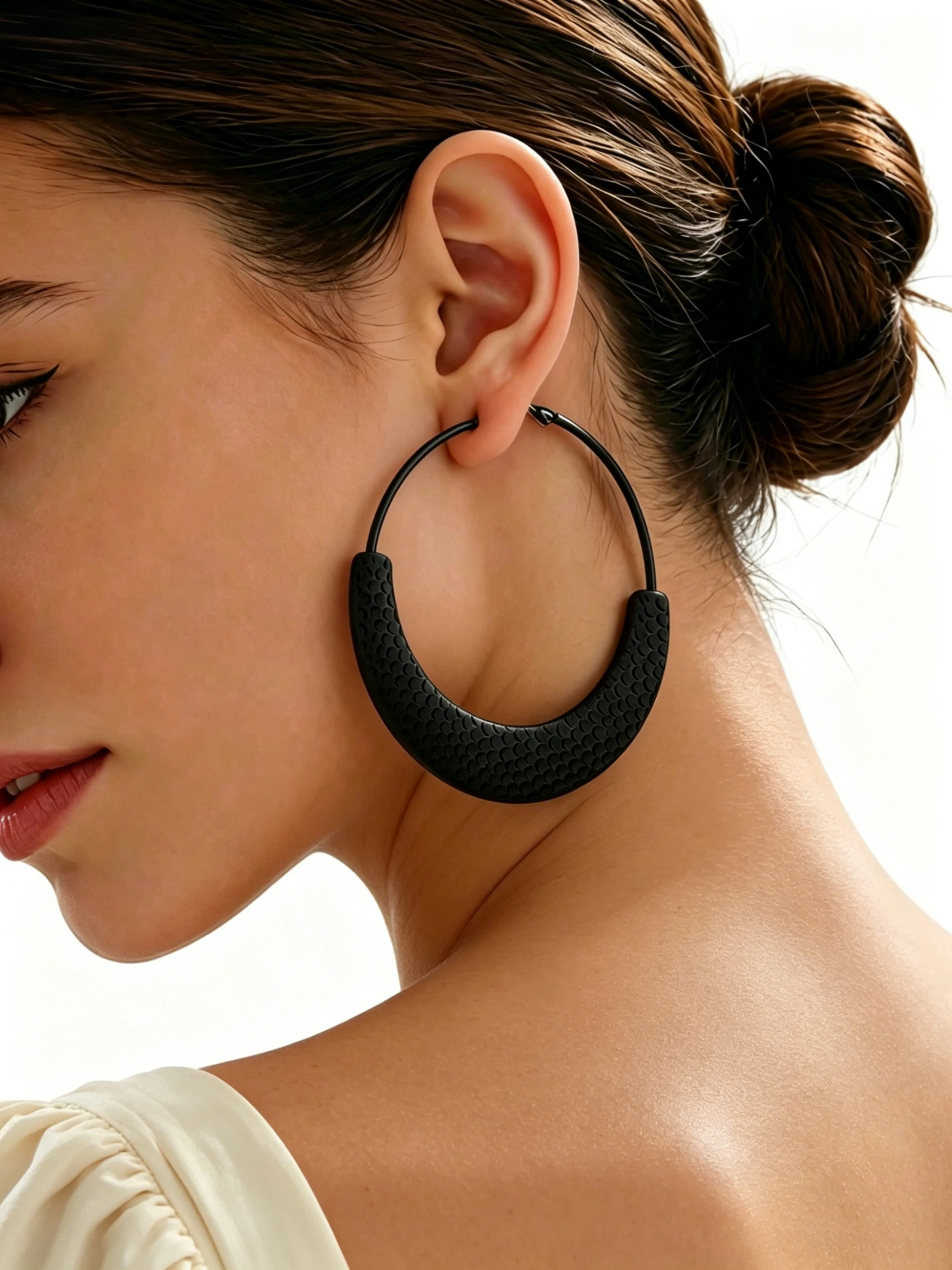 Fashionable Ladies' Pair of Ring-Shaped Earrings Geometric round Metal Circle Hammered Fan Design Accessory Ear Hoops